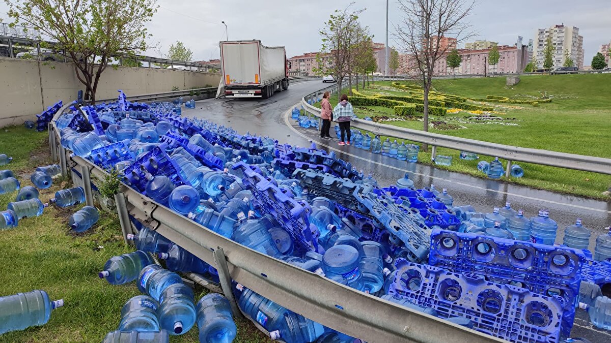 Ekipler yolun girişini kapatarak araçları İncirli istikametine yönlendirdi. Kapanan yol nedeniyle yanyoldaki trafik Çobançeşme Kavşağına kadar uzadı. Su firmasının yetkilileri yola devrilen yüzlerce damacanayı olay yerine getirdikleri kamyonete yükledi. Yaklaşık 2 saat süren çalışmanın ardından damacanaların kaldırılmasıyla yol yeniden trafiğe açıldı.