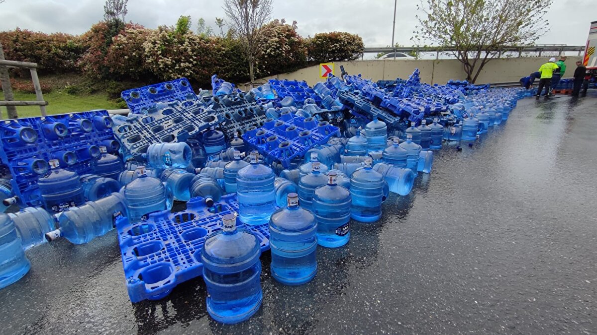 Kaza sonrası kavşaktan Bahçelievler'e bağlanan yol trafiğe kapandı. İhbar üzerine olay yerine trafik polisleri sevk edildi.