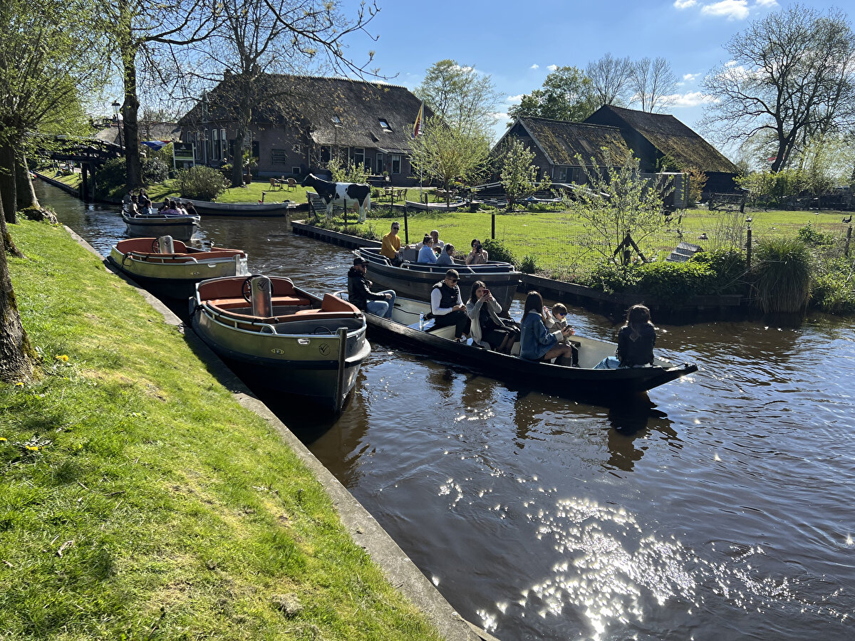 Hollandalı yönetmen Bert Haanstra tarafından yönetilen 1958 yapımı komedi filmi "Fanfare"in bazı bölümlerinin çekildiği Giethoorn köyü, filmin 2 milyona yakın kişi tarafından izlenmesiyle bugünkü ününü kazandı.