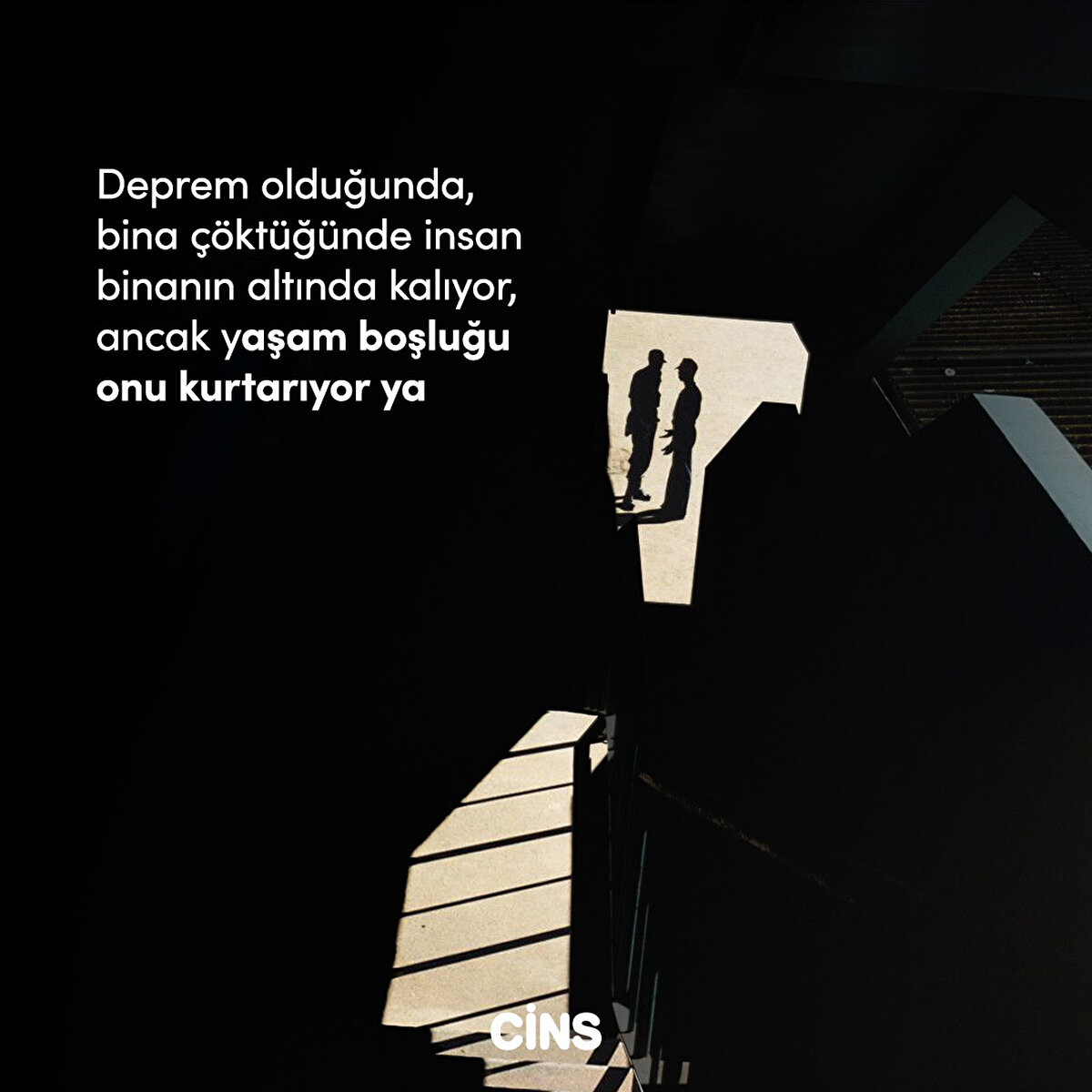 Deprem olduğunda, bina çöktüğünde insan binanın altında kalıyor, ancak yaşam boşluğu onu kurtarıyor ya