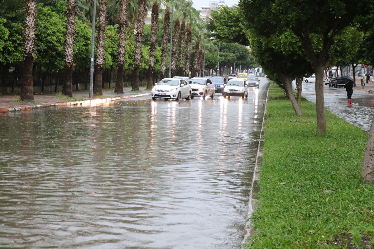 Çizmeleri ile su birikintisinden yolun karşısına geçmeye çalışan Ahmet Ünlü de "Her sene yağan yağmurdan dolayı buralarda böyle sular birikiyor. Ben de karşıya geçmeye çalıştım ama çok zorlandım.