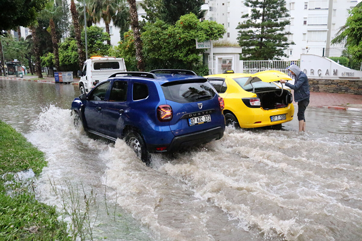 Kepez, Konyaaltı ve Muratpaşa ilçelerinde de ulaşım aksarken, bazı noktalarda su taşkınları oluştu. Konyaaltı ilçesi Gazi Mustafa Kemal Bulvarı'ndaki rögar kapağı üstündeki asfalt, su basıncı nedeniyle kalktı. Bulvar üzerindeki çok sayıdaki araç, yolda kaldı. Sürücüler, bölgeden kontrollü olarak geçmeye çalıştı.