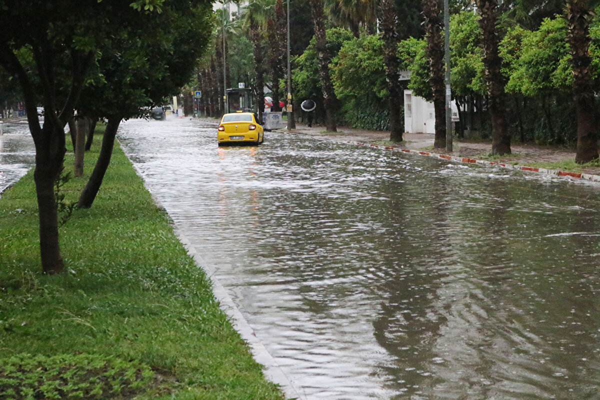 Meteoroloji'nin yağış uyarısının ardından kentte, sabah saatlerinde yağmur etkili oldu. Yollarda su birikintileri oluşurken, bazı noktalarda araçlar mahsur kaldı. Birçok sürücü, çekici çağırıp, kurtarılmayı bekledi.