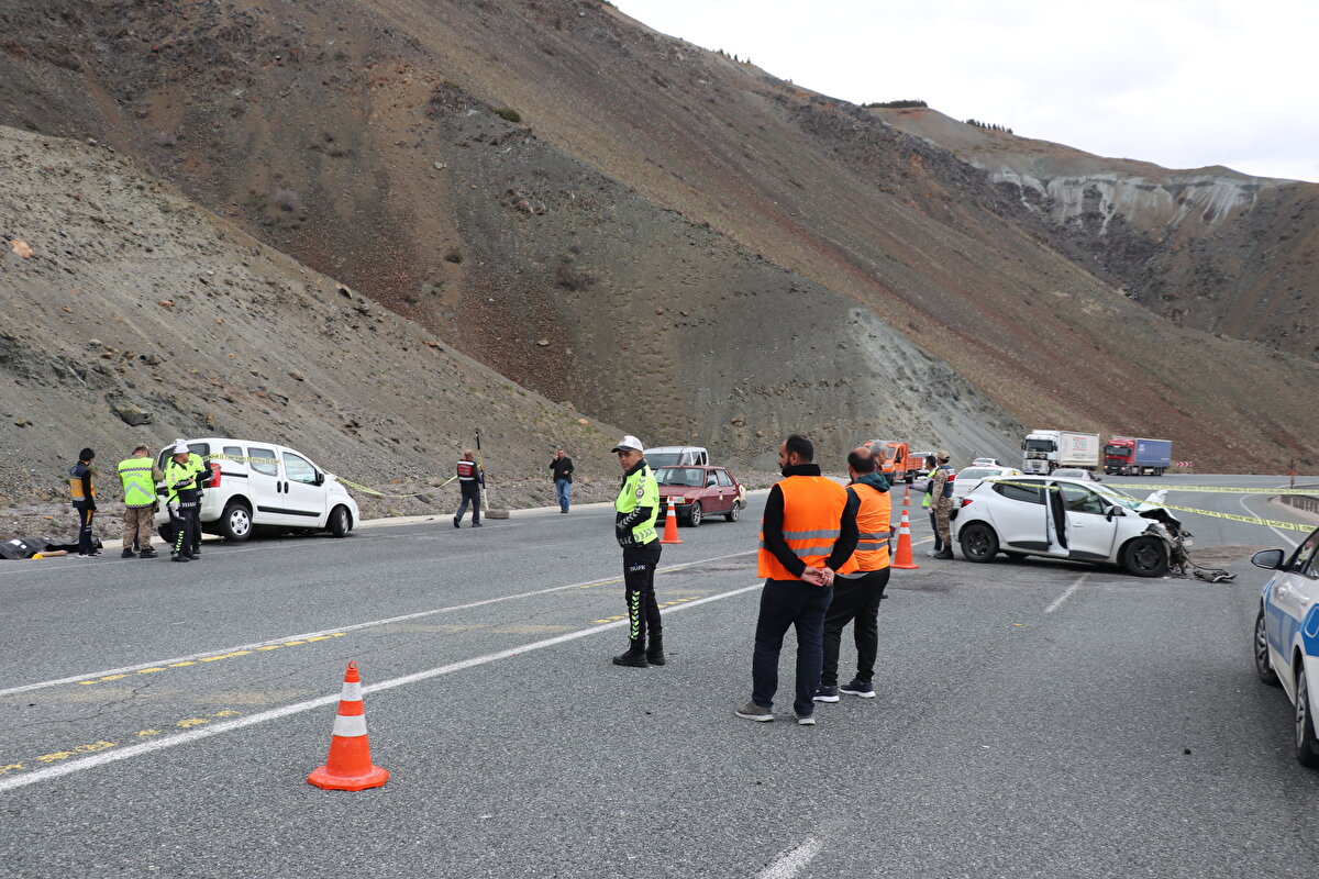 Kaza yerine gelen sağlık ekipleri Gürsel Altunay'ın olay yerinde hayatını kaybettiğini belirledi.