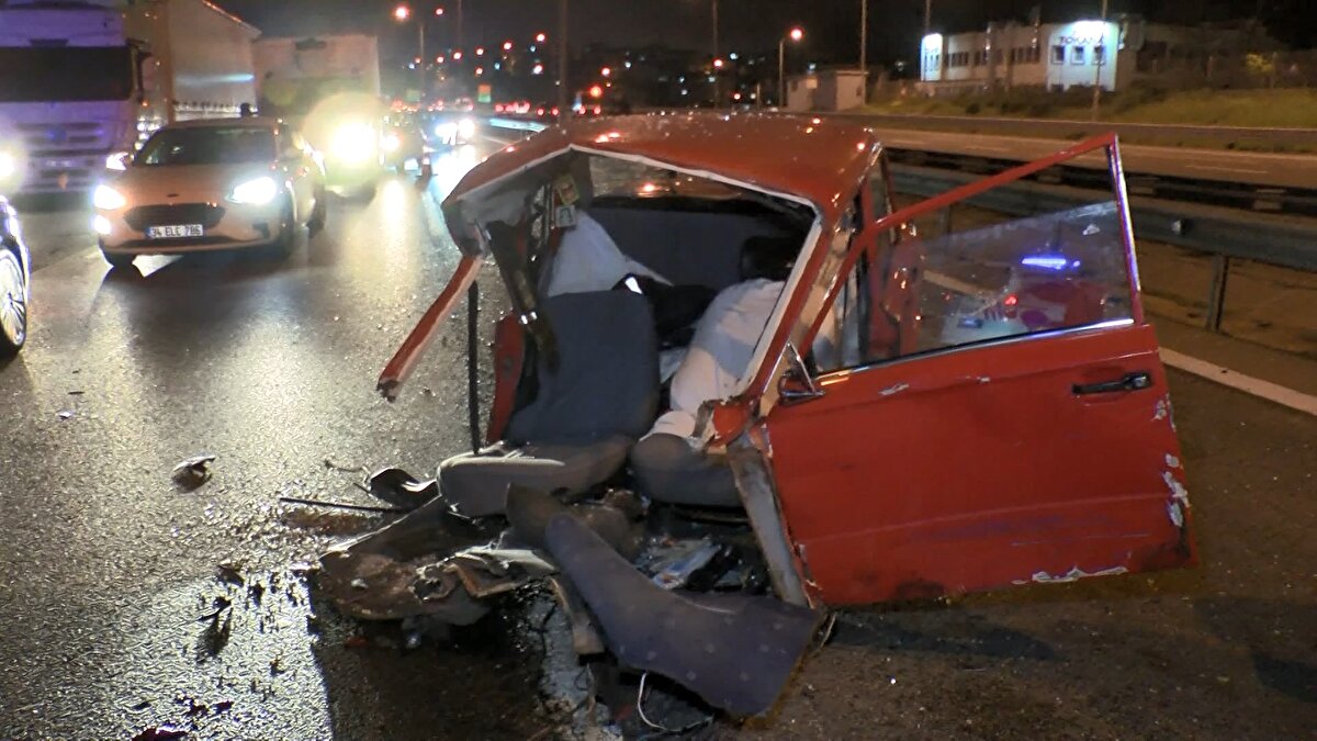 Kaza, saat 23.30 sıralarında Sultanbeyli TEM Otoyolu Ankara istikametinde meydana geldi. Alkollü olduğu öğrenilen 55 SB 181 plakalı otomobilin sürücüsü Berat Yeni, makas atarak ilerlemeye çalışırken şehirlerarası yolcu otobüsüne çarptı. Çarpmanın etkisi ile başka bir otomobile de vurduktan sonra, yolda savrularak sonra aynı yönde seyir halinde olan kamyon ile kafa kafaya çarpıştı. Ortalığın bir anda savaş alanına döndüğü kazada, makas atarak kazaya sebep olan otomobil ortadan ikiye bölündü.