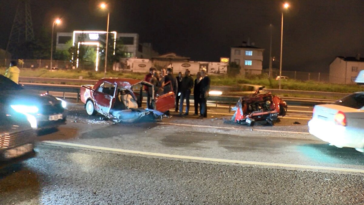 Kazaya karışan kamyonun şoförü Adem Şahoğlu kazayı, “Biz otobanda ilerlerken bu ikiye ayrılan otomobil makas atarak geliyordu. Arkadaş alkollüymüş zaten. Otobüsten kaçamadı vurdu, geldi benim önüme düştü. Ben vurdum attım o tarafa, arkamdan gelen bir taksiye daha vurdu. Ondan sonra da durum ortada, araba ortadan ikiye ayrıldı” şeklinde anlattı.