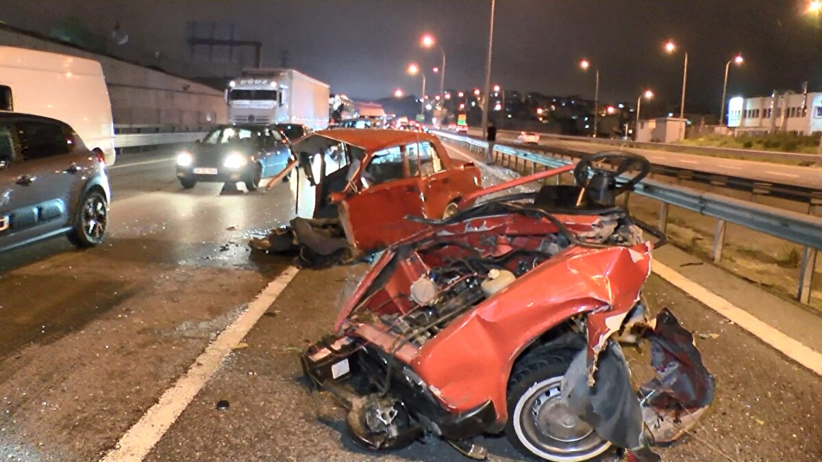 Haber verilmesi üzerine kaza yerine itfaiye, sağlık ve polis ekipleri sevk edildi. Sağlık ekipleri, yaralanan 2 kişiyi kaza yerindeki ilk müdahalenin ardından hastaneye kaldırarak tedavi altına aldı. Hastaneye kaldırılan otomobil sürücüsü Berat Yeni’nin alkollü olduğu öğrenildi. Polis, yolda başka kazaların yaşanmaması için güvenlik önlemi aldı.