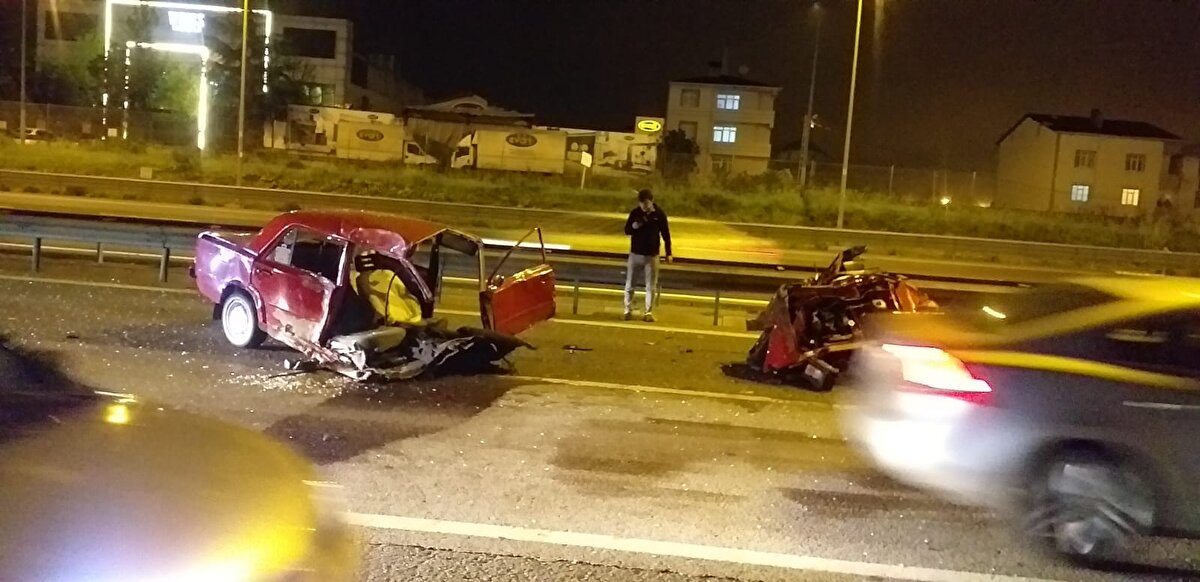 Otobüsteki yolculardan İsa Ören ise; “Otomobil bir sağ bir sol yaparak iki aracın arasına girdi. Bizim şoför de ona vurmamak için manevra yaptı ama kurtaramadı,sol taraftan vurdu. Araç ikiye bölündü araçtan bir tane yaralı çıkardık. Bir de bizim muavin yaralı” şeklinde konuştu.