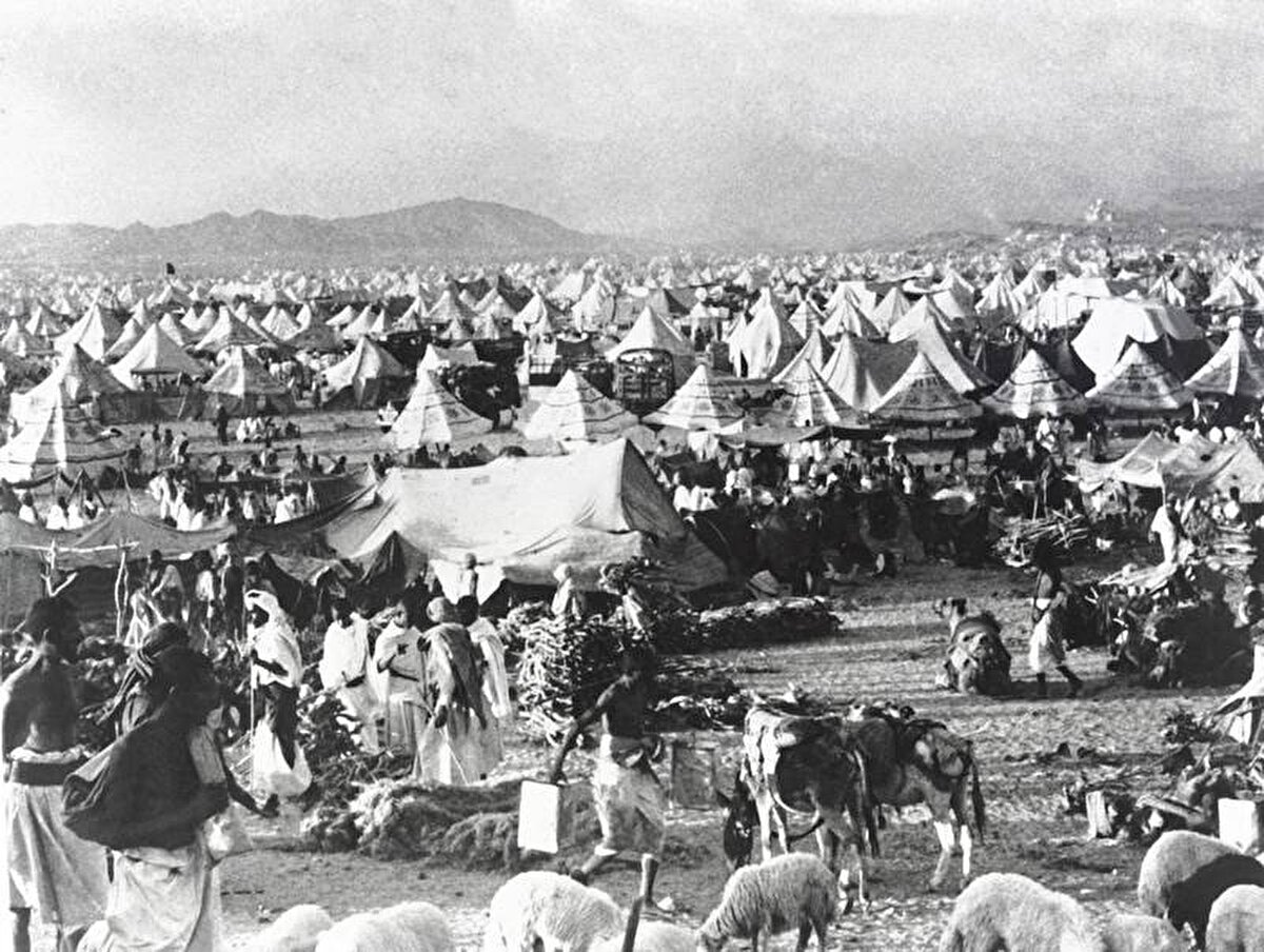 Hz. Peygamber’in hutbesinin büyük bir kısmını irad ettiği Arafat Dağı’nın batısındaki hacı çadırları, Kasım 1948.