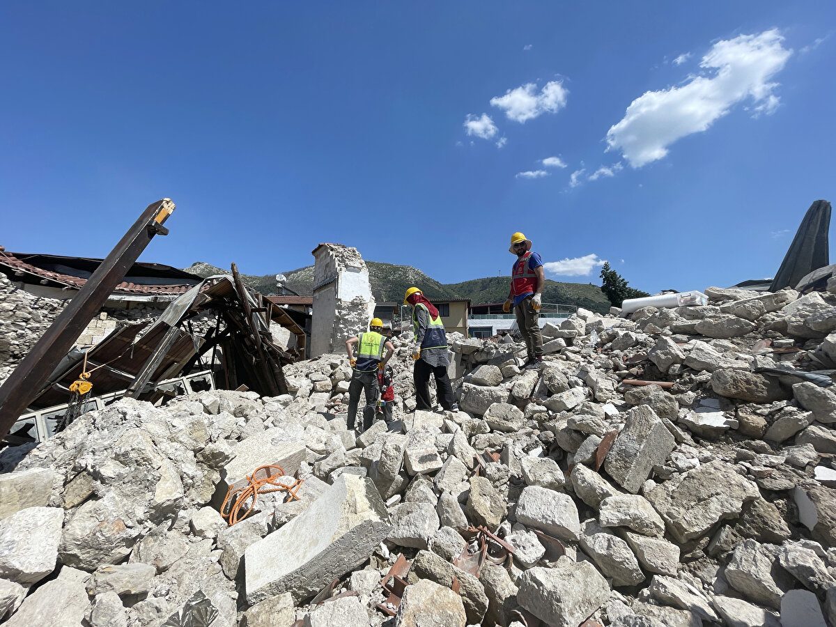 Kurtarılan eserler belgeleme, tasnif ve envanterleme işlemlerinin ardından geçici olarak oluşturulan kazı evi deposunda koruma altına alındı.