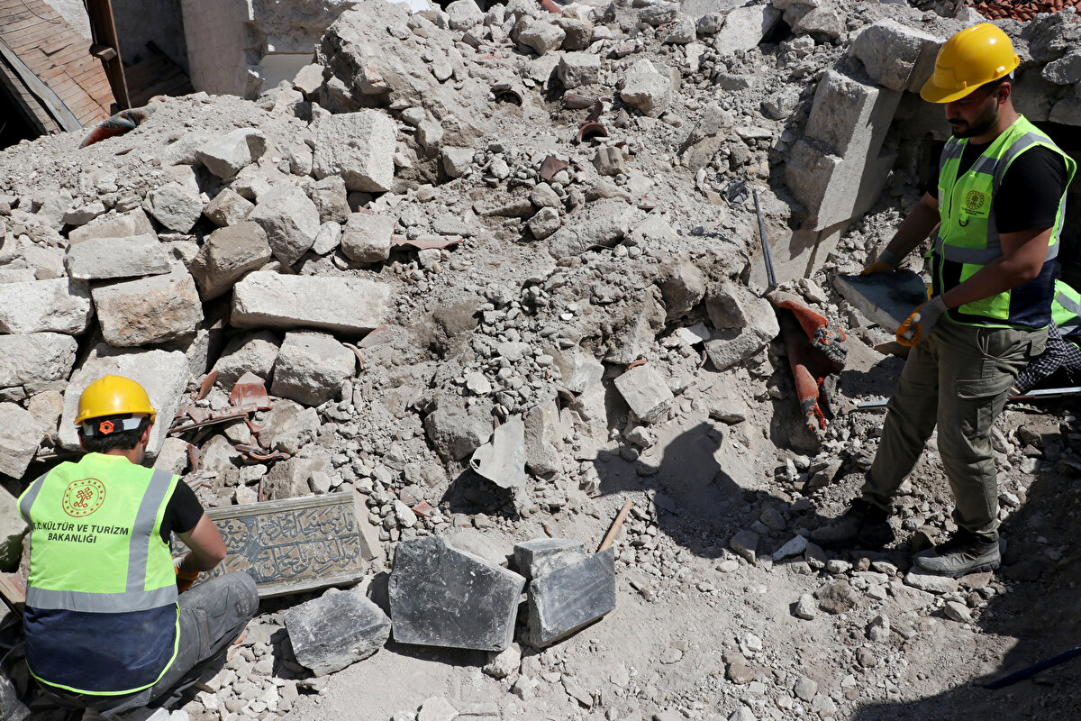 Kafkas Üniversitesi Fen Edebiyat Fakültesi Sanat Tarihi Bölümü Başkanı Doç. Dr. Muhammet Arslan başkanlığında, 9 üniversiteden 16 bilim insanı ve 21 öğrenciden oluşan ekip, tarihi yapıların enkazında titizlikle çalışıyor.