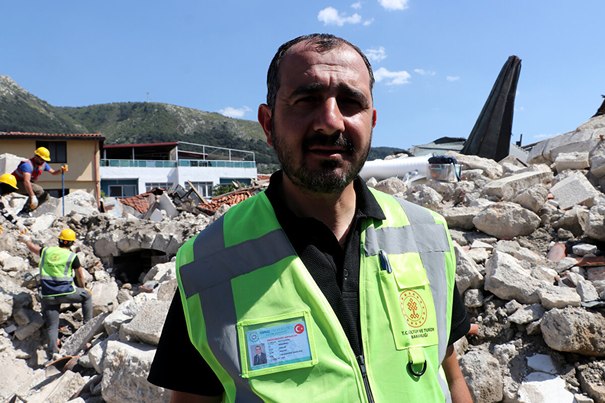 "Çalışmalarımızın amacı tescilli kültür varlıklarındaki nitelikli malzemeyi enkazdan kurtarmak. Anadolu'da bu depremler sonucu yaptığımız enkaz arkeolojisi aslında dünyada bir ilk, o yüzden çalışmalarımız doğal olarak farklı bir metodolojiyi de mecbur kılıyor. Böylece derhal kendi özel metotlarımızla enkazdaki çalışmalarımıza başladık ve bugüne kadar toplamda 293 eserdeki çalışmalarımız bitti. Bu çalışmalar neticesinde de 542 nitelikli eseri çıkardık ki bunların başında yazıtlar gelmekte. Özellikle yazıtlar o yapının nüfus cüzdanı gibi aynı zamanda o kentle, tarihiyle ilgili kıymetli bilgiler sunan en önemli tarihi vesikalardan birisi, bu manada çok sayıda kitabeyi enkazdan çıkardık."