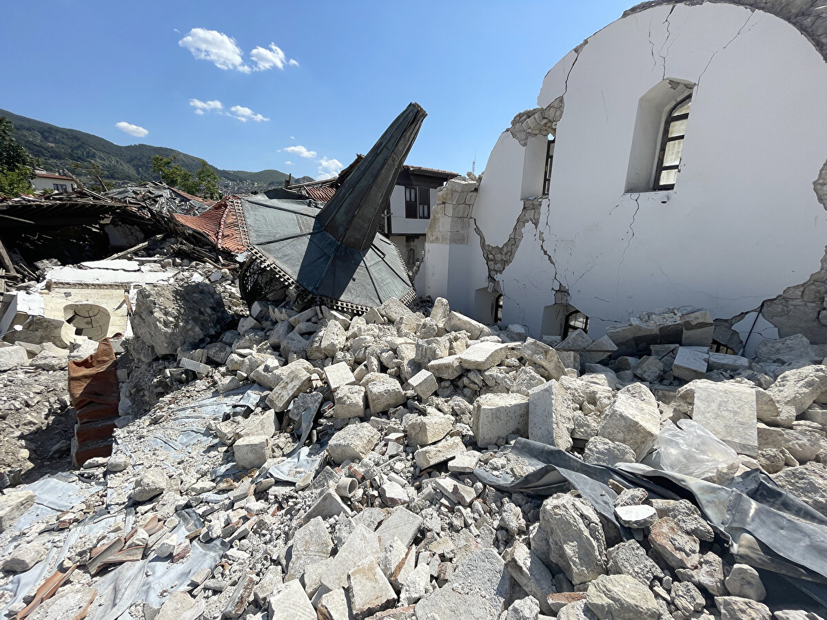 Şubat ayı sonu itibarıyla sanat tarihçileri başta olmak üzere arkeologlar, mimarlar, inşaat mühendislerinin de dahil olduğu kalabalık bir ekiple Hatay'da çalışmalara başladıklarını belirten Arslan, şöyle devam etti: