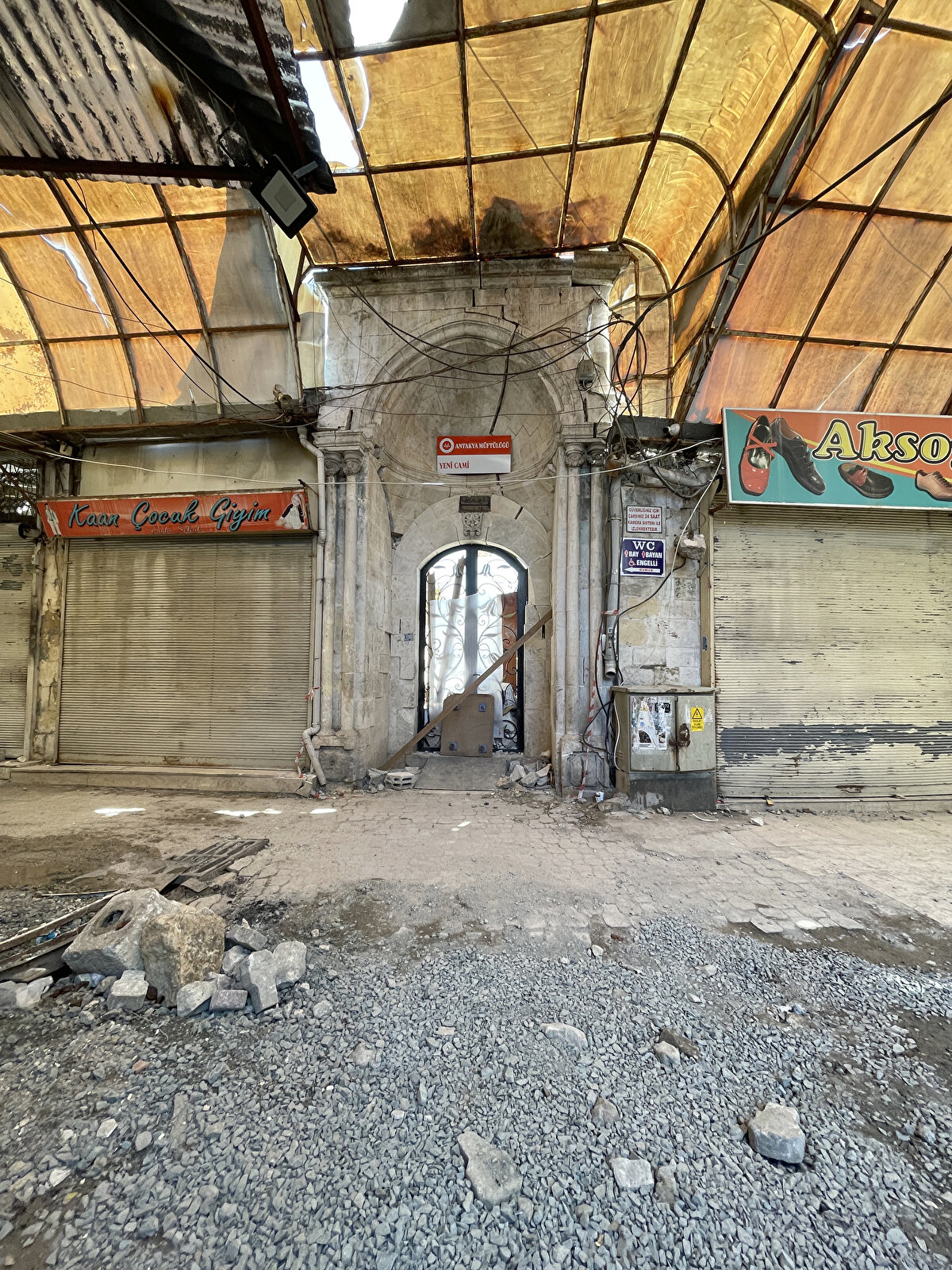 Depremler sonrası değerli kültür varlıklarının kurtarılması için kurulan Afet Bölgesi Kazı Başkanlığı ekiplerinin tescilli yapıların enkazında başlattığı çalışmalar sürüyor.