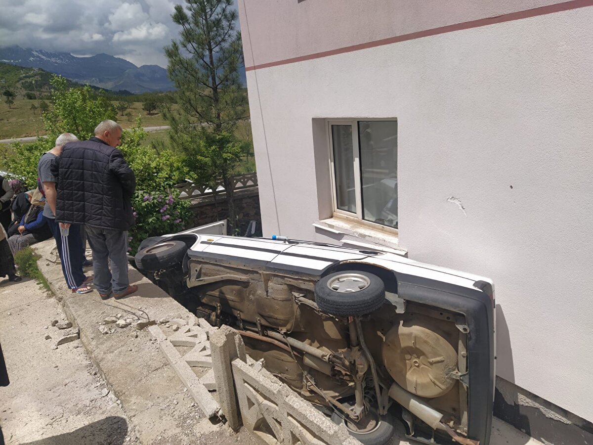 Kazada sürücü yaralandı. İhbarla olay yerine polis ve sağlık ekibi sevk edildi.