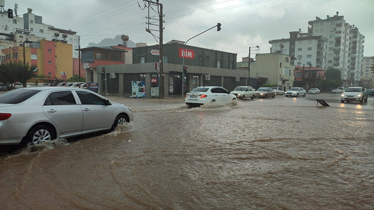 Tarım arazilerinin de zarar gördüğü sağanak nedeniyle trafikteki sürücüler zor anlar yaşadı. 