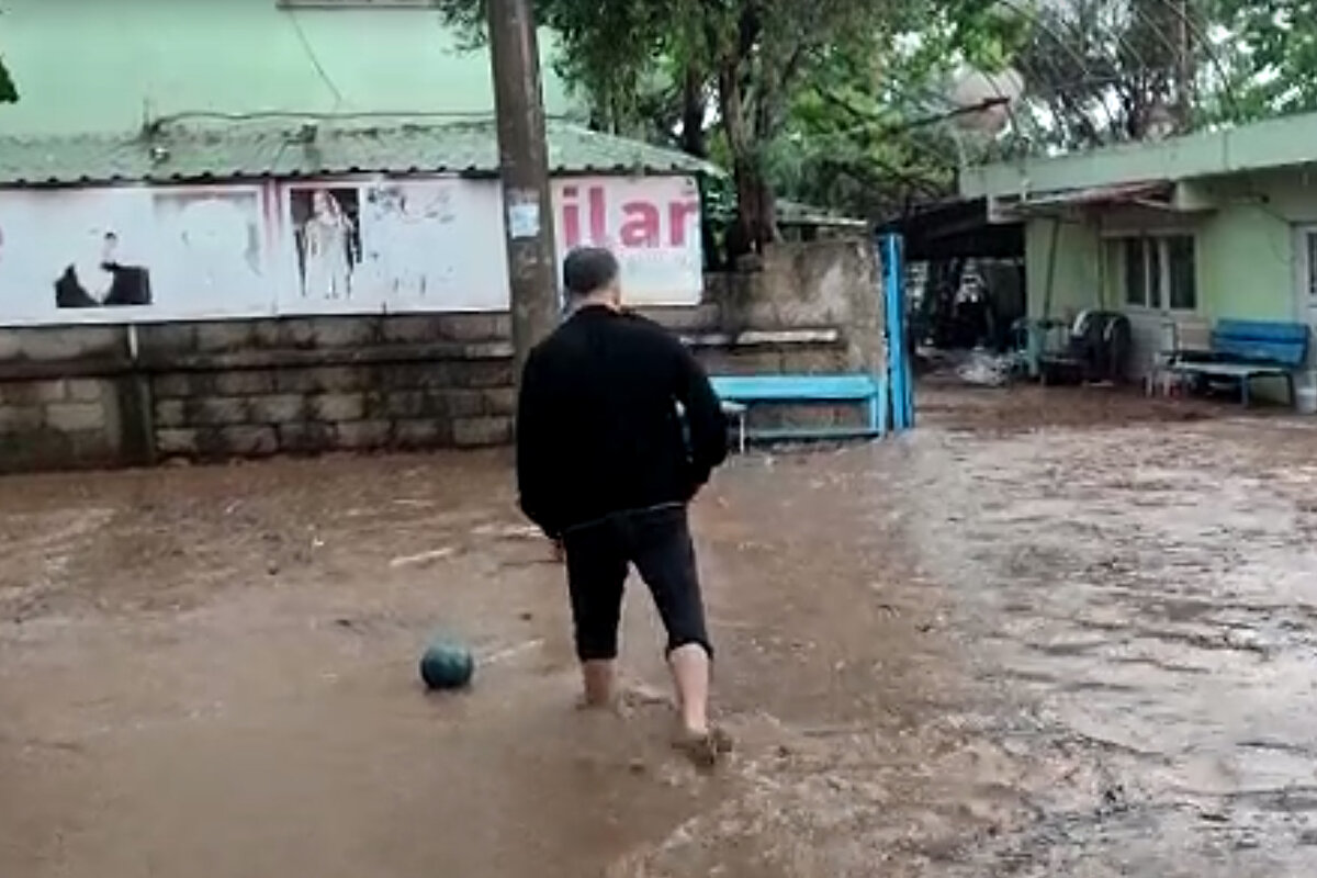 25 dakika etkili olan yağışın ardından belediye ekipleri, suyun tahliye edilmesi için çalışma başlattı.