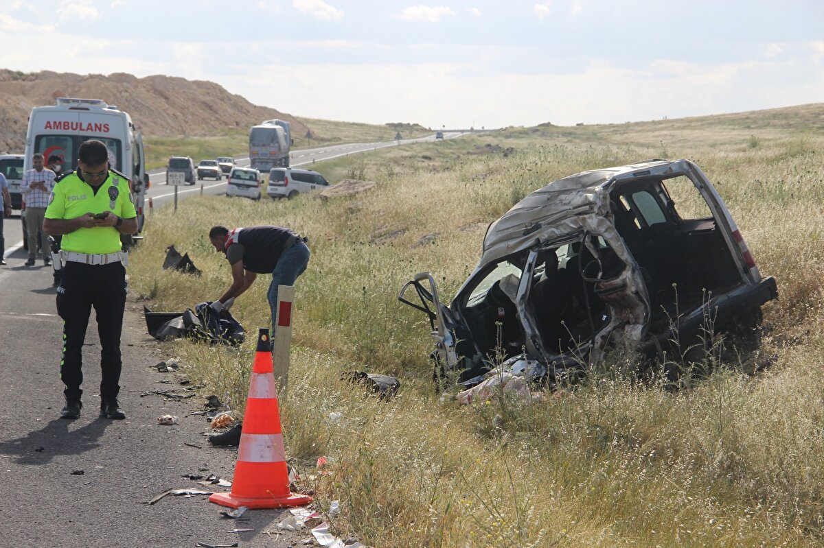 Kazada yaralanan Mehmet Çelik (23) ise sağlık ekiplerince Balıklıgöl Devlet Hastanesi'ne kaldırıldı.