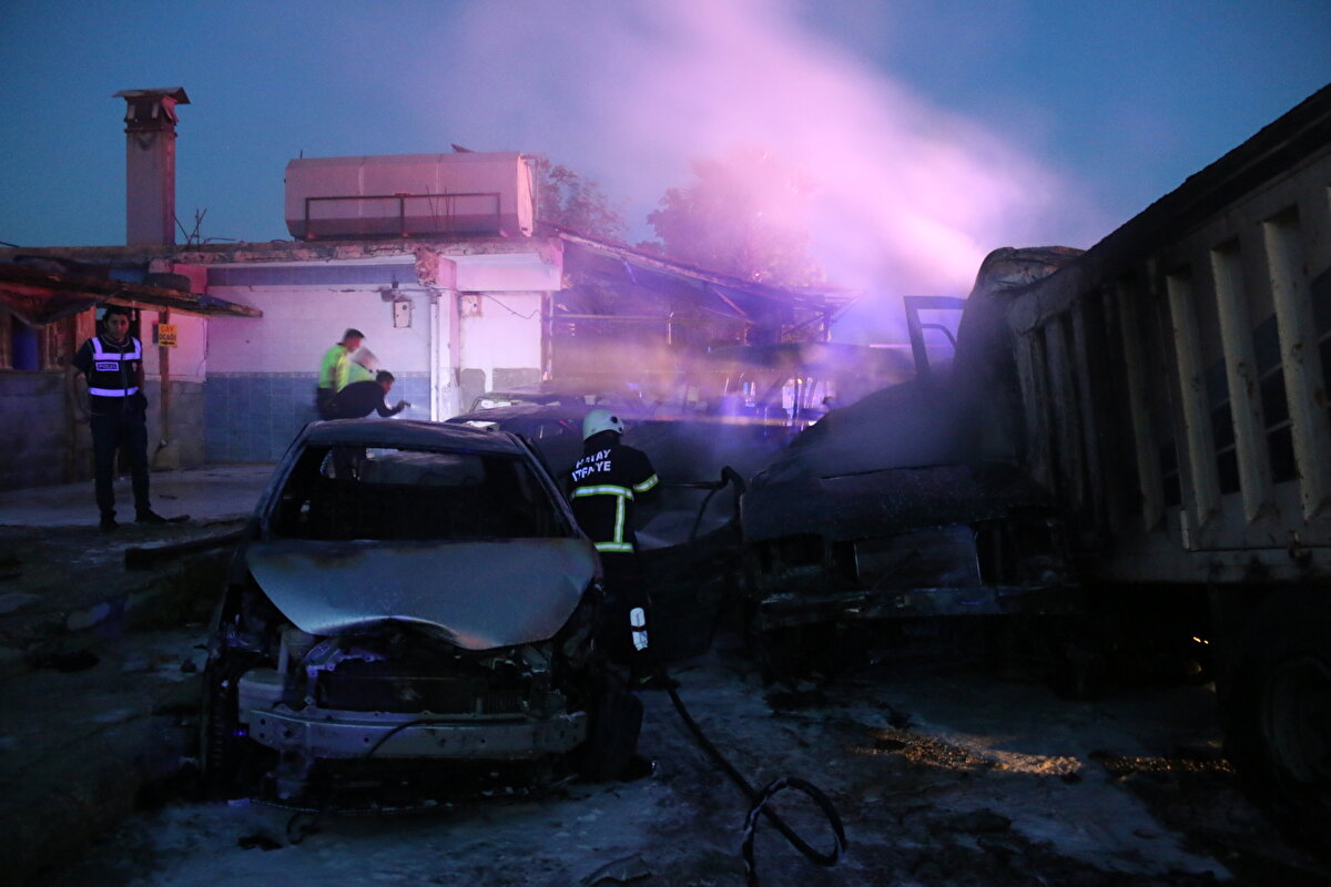 İskenderun-Antakya kara yolunda sürücüsünün kimliği henüz belirlenemeyen 34 DF 6798 plakalı kamyon, Topboğazı mevkiinde bir çekici ile çarpıştı.