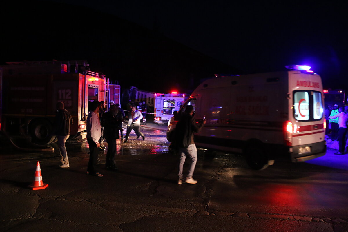 Sağlık ekipleri kazada yaralananları hastanelere kaldırdı.