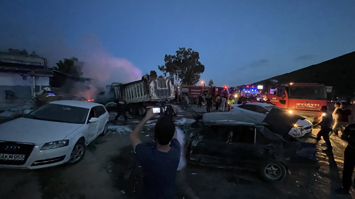 Sağlık Bakanı Fahrettin Koca, kazaya ilişkin sosyal medya hesabından açıklama yaptı.<br><br>Koca, "Antakya’nın Topboğazlı mevkiinde yaşanan zincirleme trafik kazasında bir kamyonla otobüste yangın meydana gelmiş, 13 vatandaşımız hayatını kaybetmiş, 3’ü ağır olmak üzere 31 vatandaşımız yaralanmıştır." açıklamasında bulundu.<br><br>Koca, olay yerine 22 ambulans ve 3 UMKE Ekibi görevlendirildiğini belirterek, "Hayatını kaybeden vatandaşlarımıza Allah’tan rahmet, yakınlarına başsağlığı diliyorum. Yaralıların sağlıklarına en kısa sürede kavuşmaları için elimizden geleni yapacağız. Her birine geçmiş olsun diyorum." ifadelerini kullandı.
