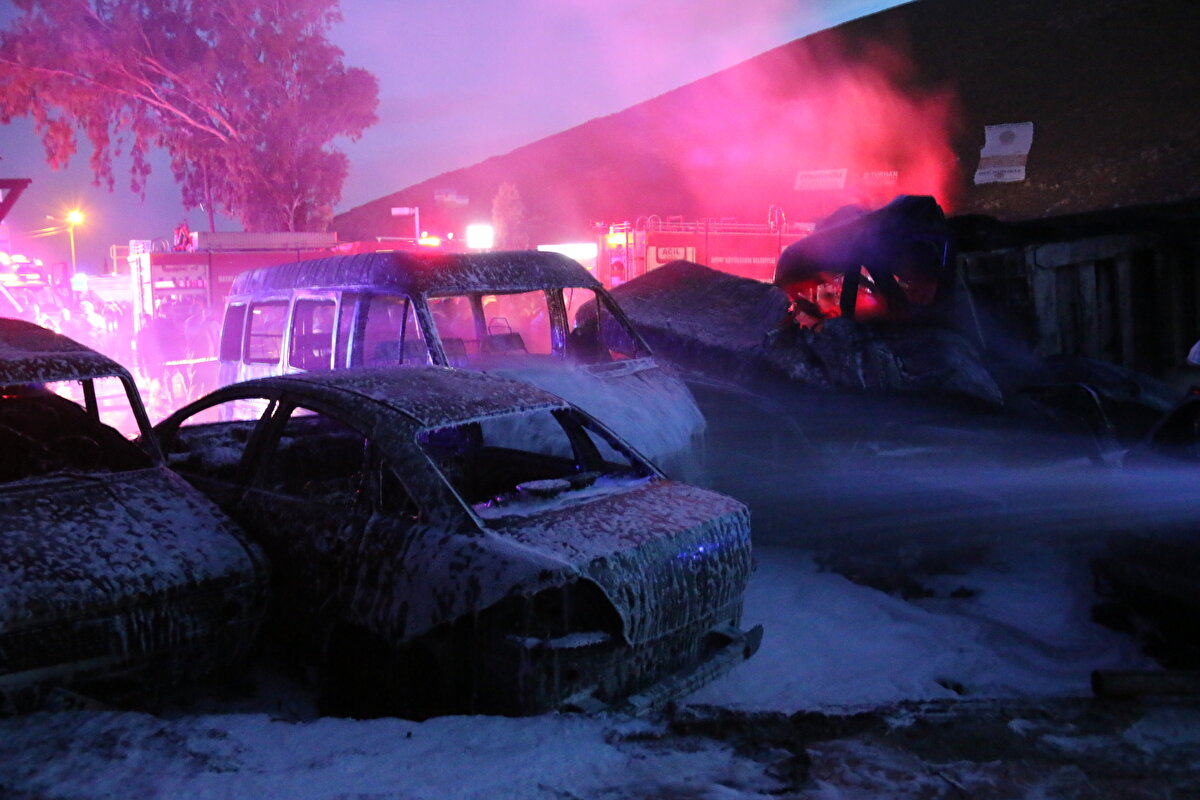 Sürücüsünün direksiyon hakimiyetini kaybettiği kamyon, karşı şeride geçerek yol kenarında asker uğurlama töreni için bekleyen 9 otomobil ve 2 minibüse çarptı.