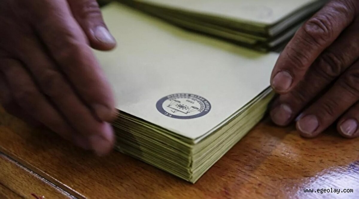 5 - Pusulaları tek zarfa koyun:<br>Seçmene, cumhurbaşkanı seçimi ve milletvekili genel seçimi için iki ayrı oy pusulası verilecek. Tüm oy pusulaları tek zarfa konulacak.