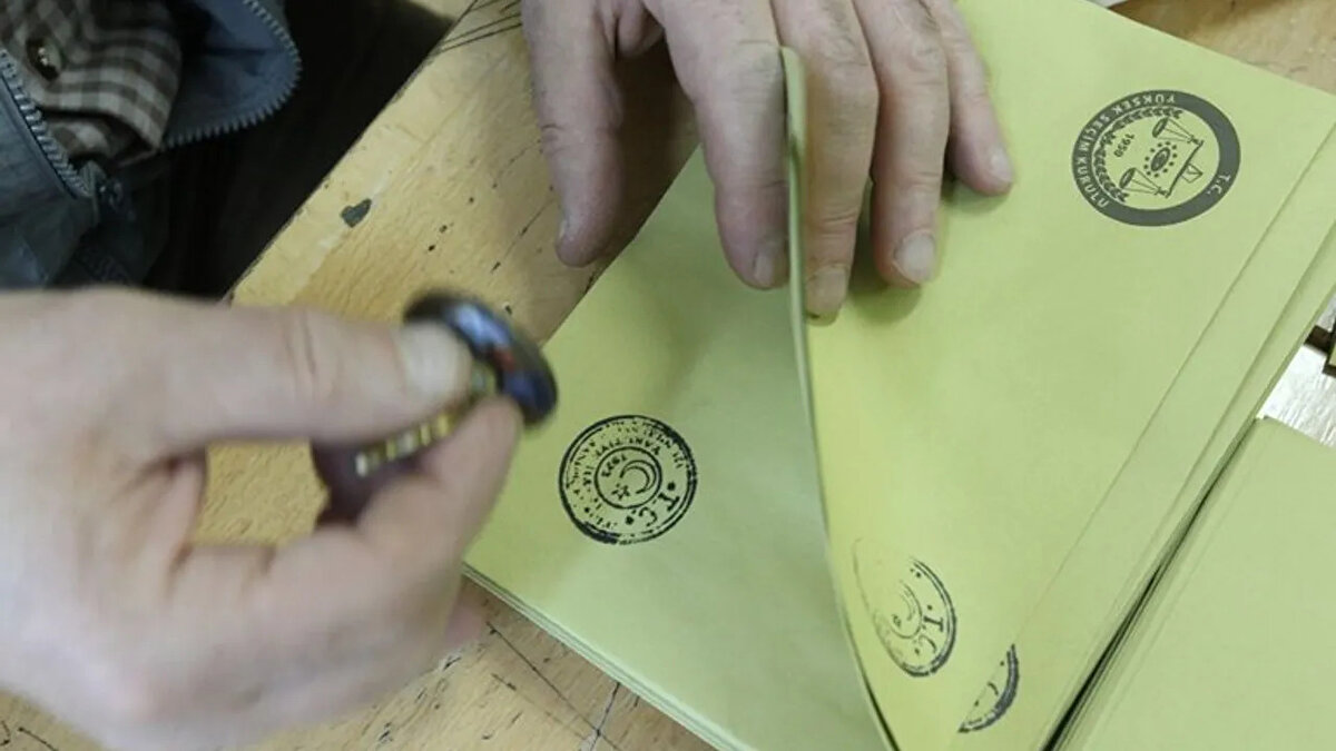 Sandık kurulu ilk olarak ant metnini okuyacak ve başkan tarafından oy sandığı mühürlenecek. Daha sonra oy zarfları sayılacak, oy pusulalarının bulunduğu paketler açılacak ve zarflar ile oy pusulalarının arka yüzlerine mühür basılacak.<br><br>Hazırlıklar 07.00-08.00 saatlerinde tamamlanacak, oy verme işlemi 08.00'de başlayacak ve saat 17.00'ye kadar sürecek. Saat 17.00 itibarıyla sırada bekleyenler varsa, bu kişiler sandık kurulu başkanınca sayılıp oy vermeleri sağlanacak.<br><br>Sandık kurulu görevlisi, seçmenin kimliğini alarak sandık seçmen listesinde ismini bulacak ve kontrollerini yaptıktan sonra Cumhurbaşkanı Seçimi birleşik oy pusulası ve 28. Dönem Milletvekili Genel Seçimi birleşik oy pusulası ile zarf ve mührü vererek kabinde oyunu kullanmasını isteyecek.