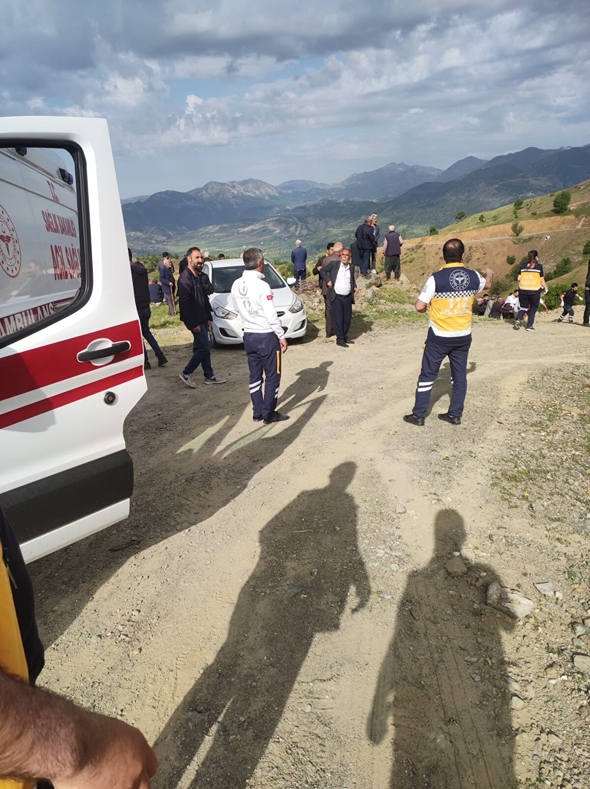 Kazayı görenlerin ihbarıyla bölgeye sağlık ve jandarma ekipleri sevk edildi. Yapılan kontrolde yolculardan Zehra Can ile Zeliha Akın'ın yaşamlarını yitirdiği belirlendi.<br><br>