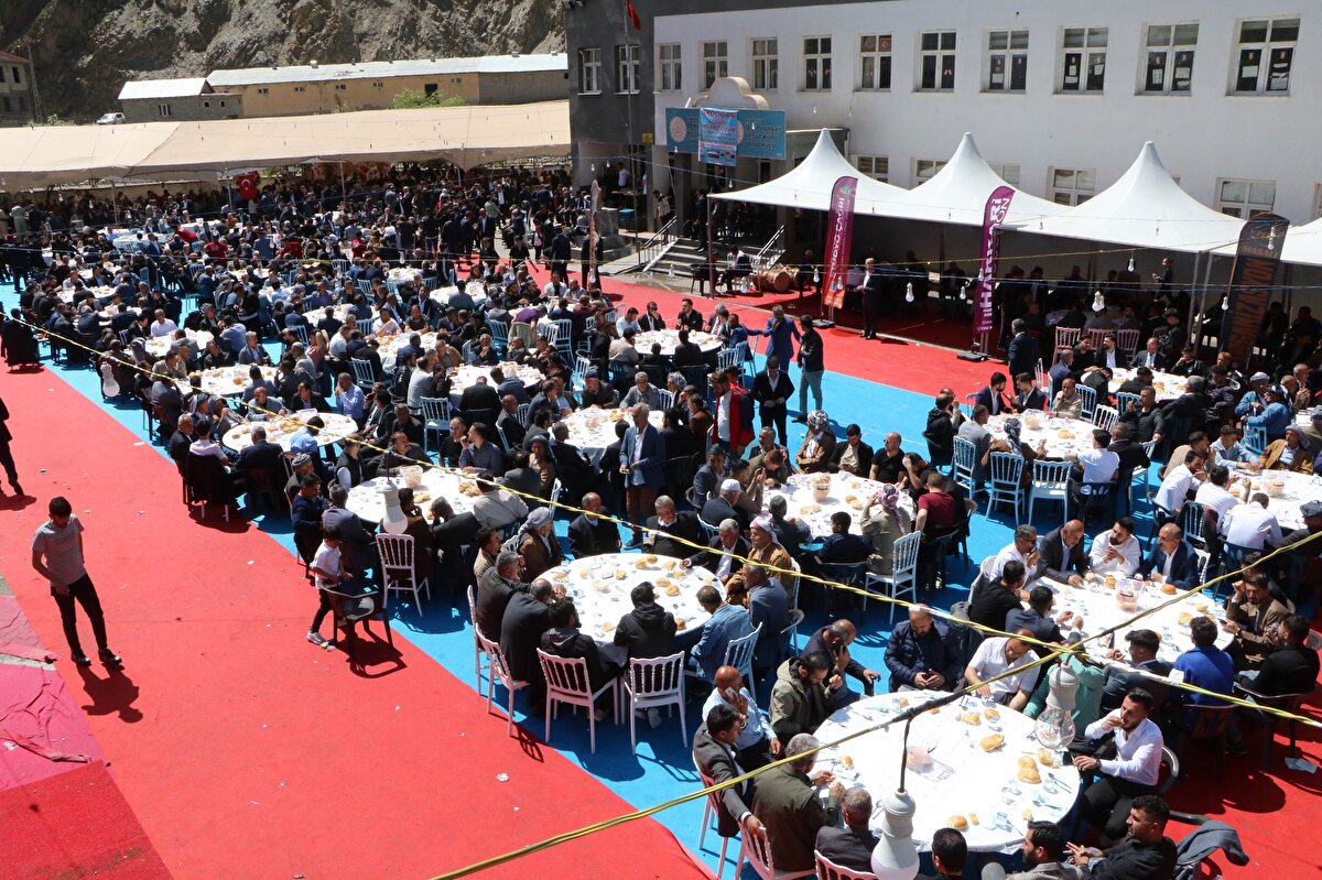Düğüne Hakkari Valisi ve Belediye Başkan Vekili İdris Akbıyık, İl Jandarma Komutanı Tümgeneral Coşkun Sel, İl Emniyet Müdürü Mete Salavat Pınar, Şırnak Beytüşşebap'deki Jirki Aşiretinden Tahir Adıyaman, Pinyanişi Aşiretinden Orhan Piruzbeyoğlu, bölgedeki aşiret büyükleri, kanaat önderleri, yurt içinde ve yurt dışından iş insanları ve davetliler, STK temsilcileri, dernek başkanları, milletvekili adaylarının da aralarında bulunduğu yaklaşık 10 bin kişi katıldı.