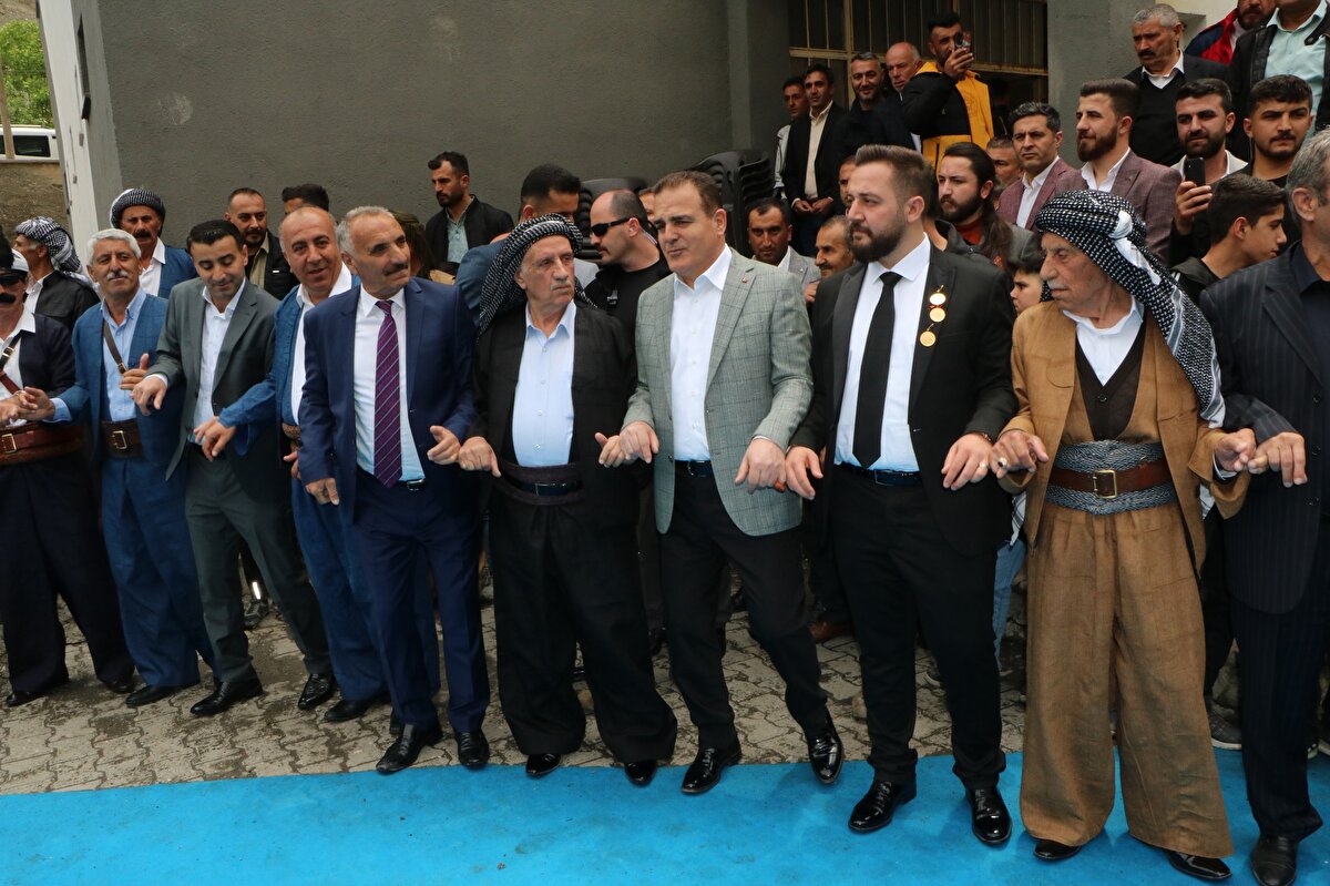 Damadın babası Necman Adıyaman, oğlunun mutlu gününde kendilerini yalnız bırakmayan davetlilere teşekkür ederek, "Yurt içinden ve yurt dışından gelen misafirlerimiz bizi ziyadesiyle mutlu etti. Düğünümüze iştirak eden herkese teşekkür ediyoruz" dedi.