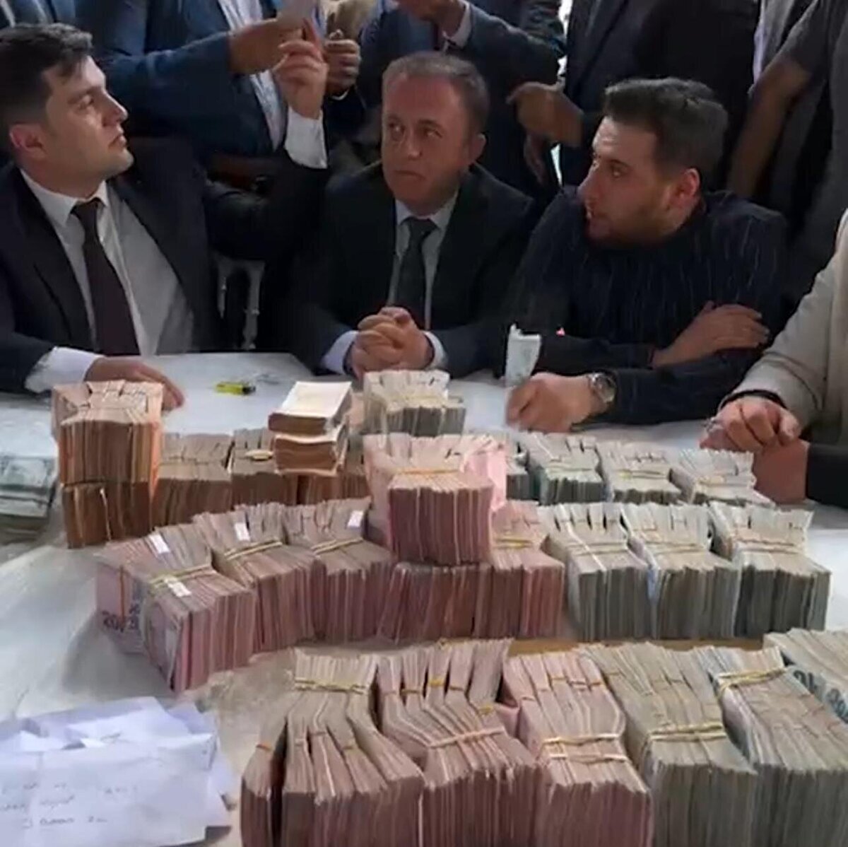 Davetlilerin isimlerinin söylenip taktıkları para miktarının ifade edildiği düğünde, masaya konulan para balyaları yaklaşık 10 kişi tarafından sayıldı. 