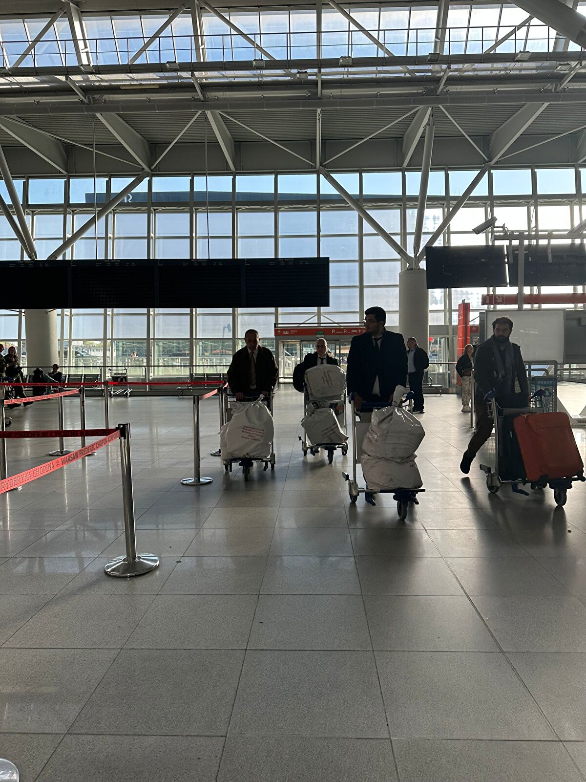 Oy pusulaları, Türkiye'ye ulaştırıldıktan sonra kolluk kuvvetleri nezaretinde Yurt Dışı İlçe Seçim Kuruluna götürülecek.<br><br>