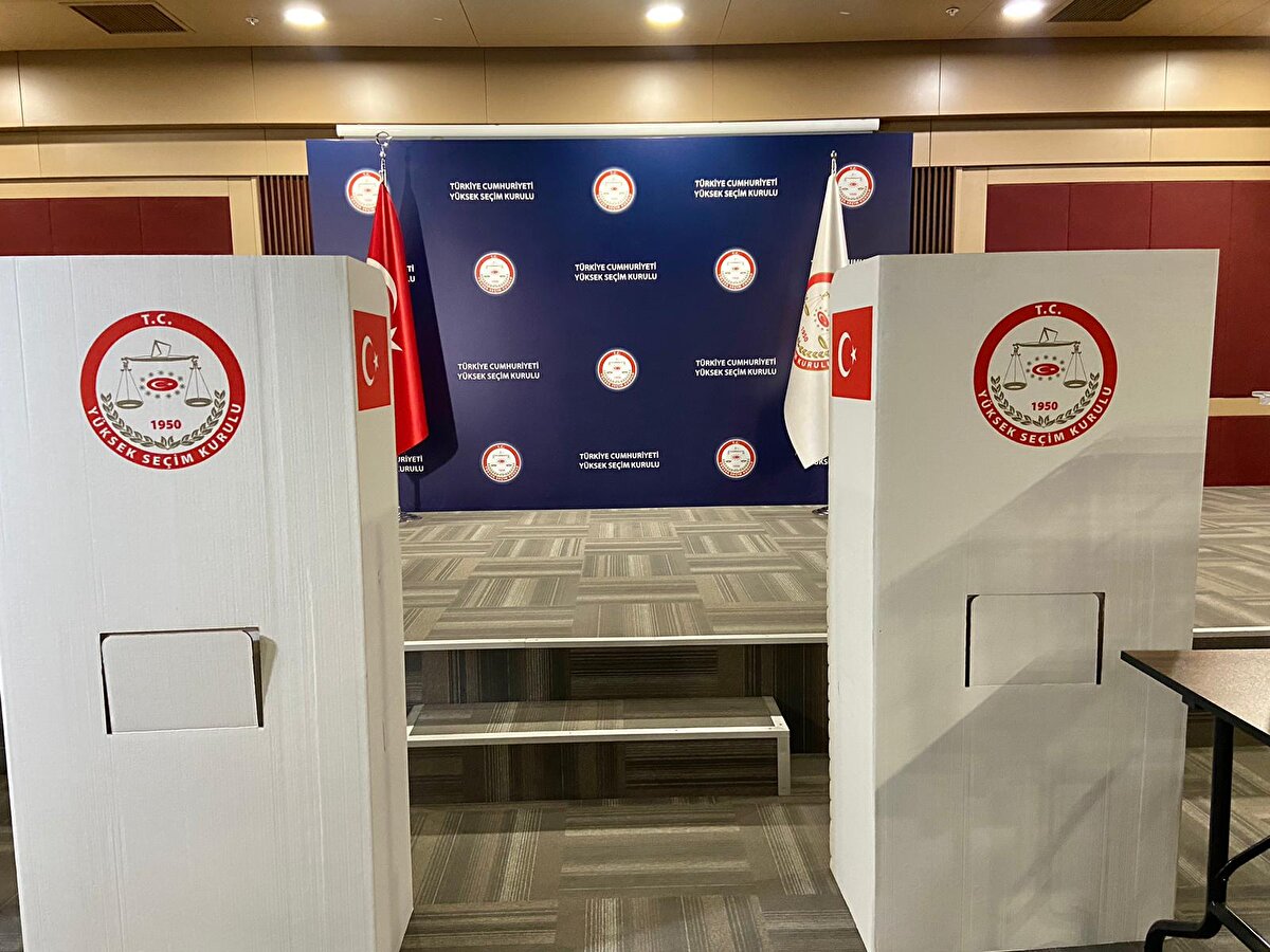 TELEFON İLE KABİNE GİRMEK YASAK<br><br>Seçmenler, iki oy pusulasını da tek zarfa koyarak seçimini yapacak. Oy pusulasına 'TERCİH' veya 'EVET' mührü dışında imza ve işaret yapılmayacak, zarfa pusulalar dışında bir şey konulmayacak. <br><br>Aksi halde oy geçersiz sayılacak. Ayrıca, 'EVET' ya da 'TERCİH' mührü basılmayan, birden fazla ittifaka, aynı ittifakta yer almayan parti veya adaya mühür basılması halinde de yine oylar geçersiz sayılacak. Cep telefonu ve kamera gibi görüntü kaydedici veya haberleşme sağlayıcı cihazlarla oy verme kabinine girilmesi yasak olacak.