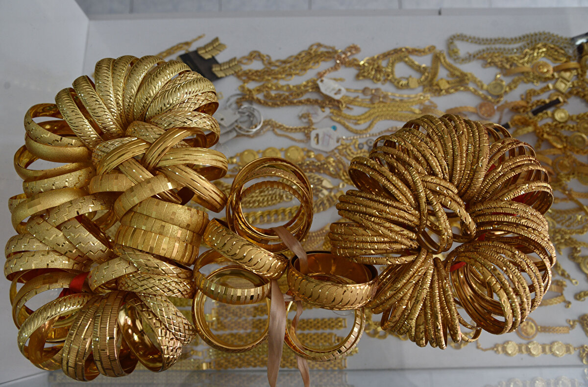 İmitasyon takılara ilginin artması, fiyatlarına da yansıdı. Çoğunlukla Çin'den ithal edilen imitasyon takıların fiyatı geçen yıla göre 2 kat yükseldi. Genellikle düğün yapacakların satın aldığı bileziğin fiyatı 50 liradan, 100 liraya çıktı. Geçen yıl 500 liradan satılan en pahalı bileziğin fiyatı bu sene 1000 lira oldu. Geçen yıl modeline göre 250 ila 550 liradan satılan set takılar, 400 ila 3 bin liradan alıcı buluyor. İmitasyon takılar arasında tam, çeyrek ve cumhuriyet altını en çok ilgi gören ürünler arasında yer alıyor. Mağazada çeyrek altının imitasyonu 100 liradan alıcı buluyor.<br><br>Antalya'da 20 yıllık esnaf Sevim Karaca, yüzükten kolyeye, küpeden bileziğe, gelin tacından hasır bilekliklere kadar bir kuyumcuda bulunabilecek her çeşitten ürün grubunun bire bir kopyasını satıyor. Müşterilerinin çoğunlukla fazla sayıda bilezik satın almayı tercih ettiğini anlatan Sevim Karaca, "Düğün sezonu başladı. İmitasyon takıya talep çok. Kolye, bilezik, bileklik, set takımlarına yönelik müşterilerden çok istek var. Düğünlerde mahcup olmamak için takmak isteyen, gündelik hayatında takıyı sevenlerin çok ilgisi var. Geçen seneye göre fiyatlar 2 kat arttı. Müşterinin beğenisine göre 100 liradan 1000 liraya bilezik var. Takı seti fiyatları 3 bin liraya kadar yükseldi. Birkaç senedir imitasyon takıya talep sürekli artıyor" diye konuştu.