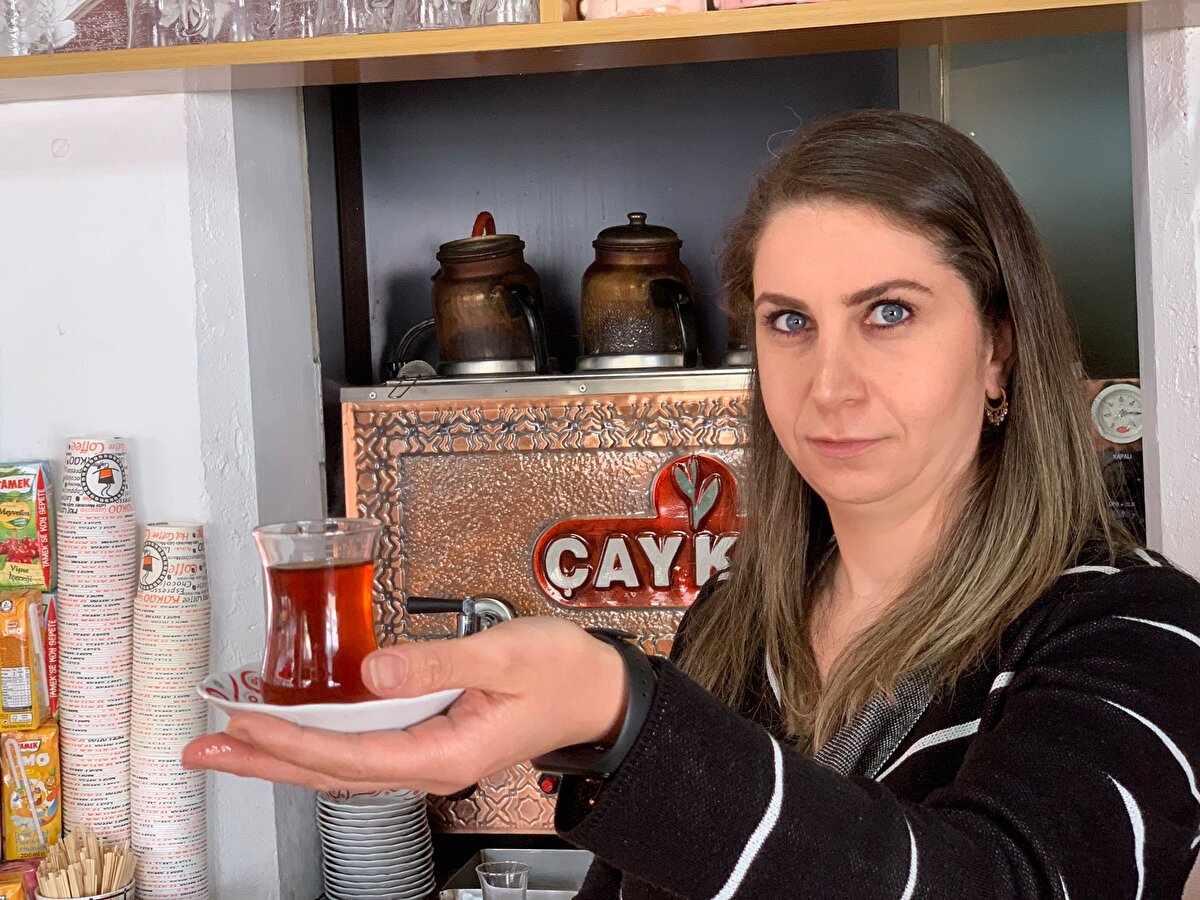 HİÇBİR SIKINTI OLMAZ'<br><br>Çay ocağı işletmecisi Ayşegül Memişoğlu ise Rizelilerin ılık çay içmediğini söyleyerek, "Bardakları 'daha haşlı olsun' diye 2 kere sıcak sudan geçiriyoruz. Soğuk olursa bizi döverler" dedi.