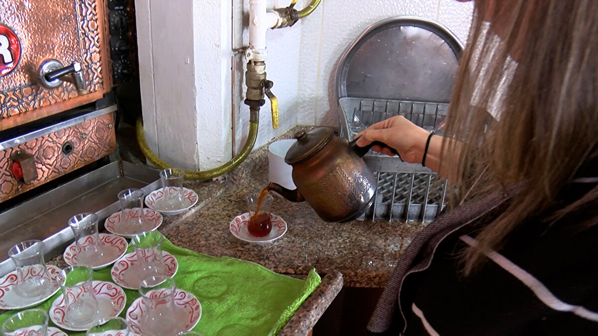 Konuya ilişkin konuşan RTEÜ Diş Hekimliği Fakültesi Öğretim Üyesi Prof. Dr. Oğuz Köse, "Ülke olarak çayı sıcak ve hızlı içme alışkanlığındayız. Sıcak ve yoğun bir şekilde tüketilen çay, ağız ve boğaz mukozasında kronik tahribatlara neden olup, ileride baş-boyun bölgesindeki kanser gelişim riskini artırıyor. Bilimsel kanıtlar, net bir şekilde gösteriyor ki; bizim de dahil olduğumuz Orta Doğu toplumlarında yoğun ve sıcak çay tüketiminin ağız bölgesi kanser riskini artıran etkenlerden biri olduğu yönündedir. Çay tiryakilerinin çayı çok sıcak değil de biraz daha soğuk tüketmesini önerebilirim" dedi.<br><br>'ILITARAK TÜKETMEMİZ DAHA DOĞRU'<br><br>Çayın taze ve ılık tüketilmesinin vücuda fayda sağlığını da aktaran Prof. Dr. Köse, "Bu nedenle de çay tüketimini biraz sabredip, ılıtarak tüketmemizin daha doğru olacağını düşünüyorum. Bunun yanı sıra çayın 15 dakikada demlenip, yarım saate tüketilmesini öneriyorum. Çayın vücudumuza belirgin faydaları da vardır. Çay yapısında güçlü antioksidanları barındıran değerli bir milli içecektir. Biraz daha dikkat edip, ılık ve taze içersek çaydaki hazzımızı arttırabiliriz" diye konuştu.