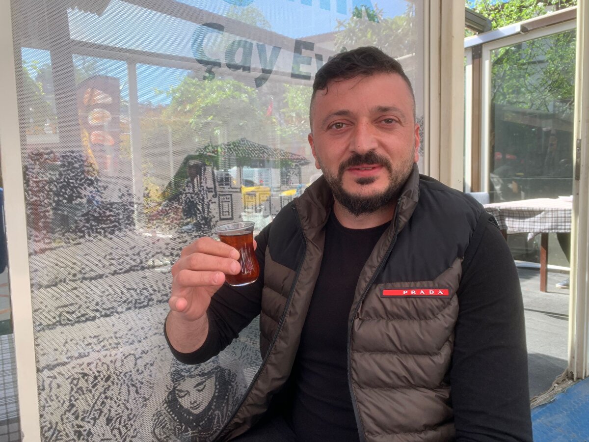 Ali Pala da "Rizeliler, çayı sıcak içer. Bu yönde kanser veya hastalık görmedim. Hiçbir sıkıntı olmaz. Benim gibi Rizeliye soğuk çay içeremezsin. Kimi tabağı atar, kimisi tartışır. Soğuk çay içmez. Bugün, benim 30'uncu bardağım. Bu bardağımı 50 yapacağım ki; ayılacağım. Yeter ki sıcak olsun" diye konuştu.<br>