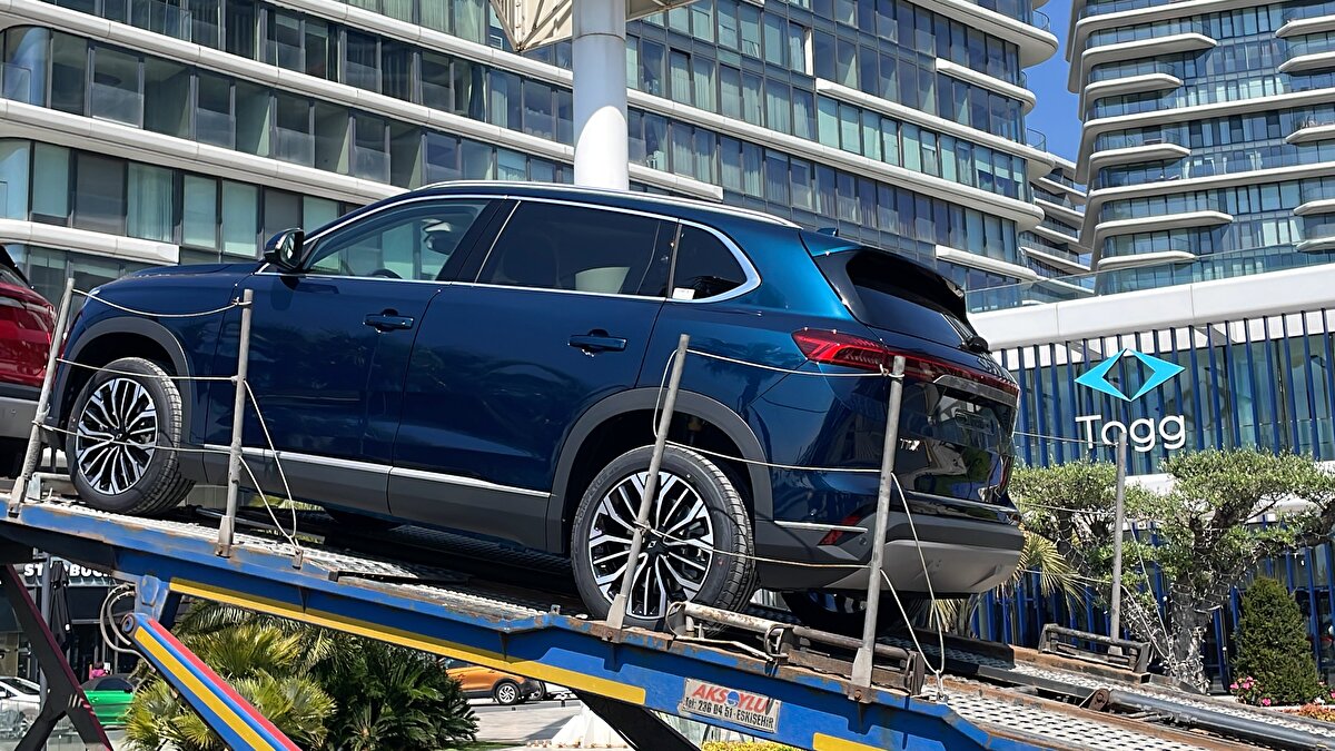 Togg'un, Türkiye adına gurur verici oluduğunu ifade eden Tayfur, "Ülkemiz için, insanlarımız için hayırlı olsun. Sadece görmek için geldim. İlk kez görüyorum. Çok beğendim, çok güzel araba. Hayırlı uğurlu olsun. Konforu, her şeyi on numara, görüntüsü de çok hoş. Çok beğendim ben. Ben de inşallah almayı düşünüyorum." diye konuştu.<br>