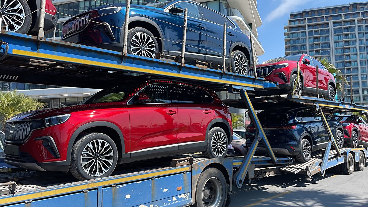 Togg'u ilk kez görme fırsatı bulduğunu söyleyen Taner Tayfur da "Burada olduğunu duydum, Togg'u görmeye geldim." dedi.