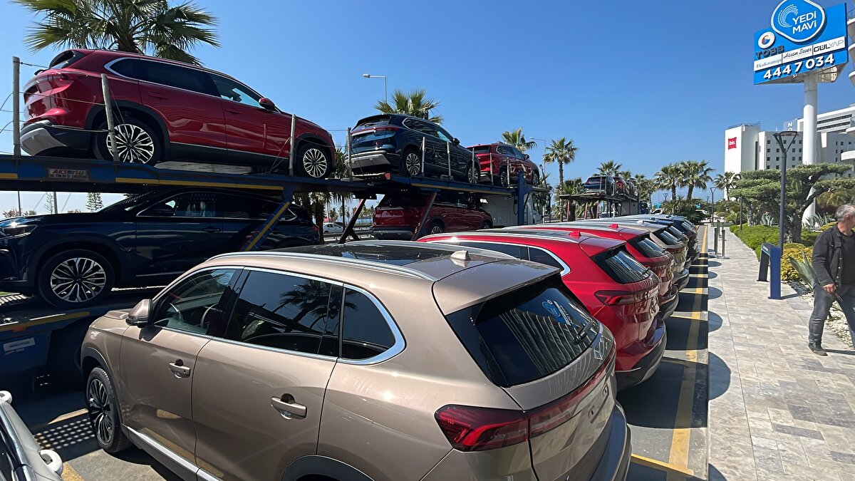 Alperen Gökhan Özlen de Togg'un gurur verici ve mükemmel bir araç olduğunu dile getirerek, şöyle konuştu:<br><br>"Çok gurur verici bir olay. Her katıldığım sokak röportajında da bunu haykırıyorum. Biz bunu anlatmayı vatan görevi olarak biliyoruz. Gerçekten mükemmel bir araç. Söylenecek söz çok var ama insanın aklına gelmiyor. Vatanımıza milletimize hayırlı olsun bu araba. Gurur verici. Parasını verip almasan da bu araba senin. Her yerde anlatıp havasını atabilirsin. Gerçekten bu öyle bir şey. Bunu sahiplenmek lazım. Bununla gurur duymak lazım. Ülke adına yapılan bir şey ve senindir."