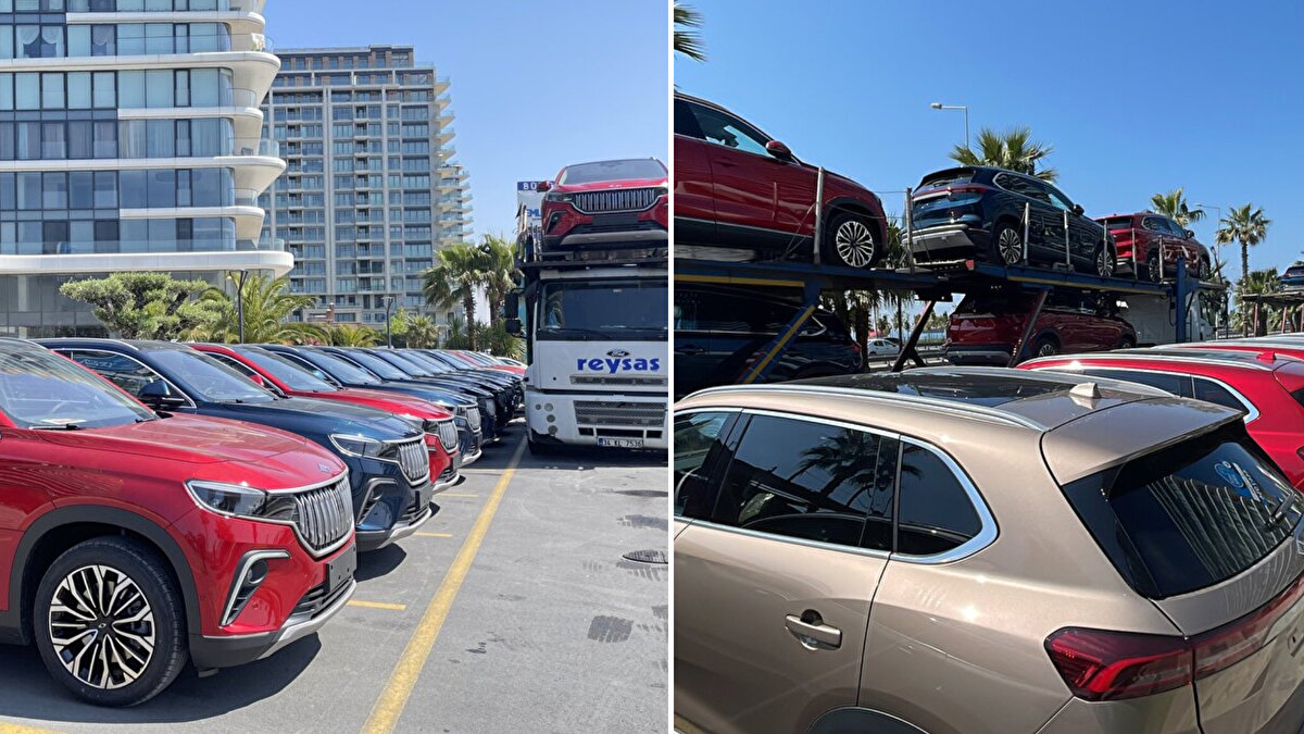 TIR'lardan indirilen araçlar, Togg Deneyim Merkezi önündeki otoparka indirildi. Araçların, randevu sistemiyle sahiplerine teslim edileceği öğrenildi.