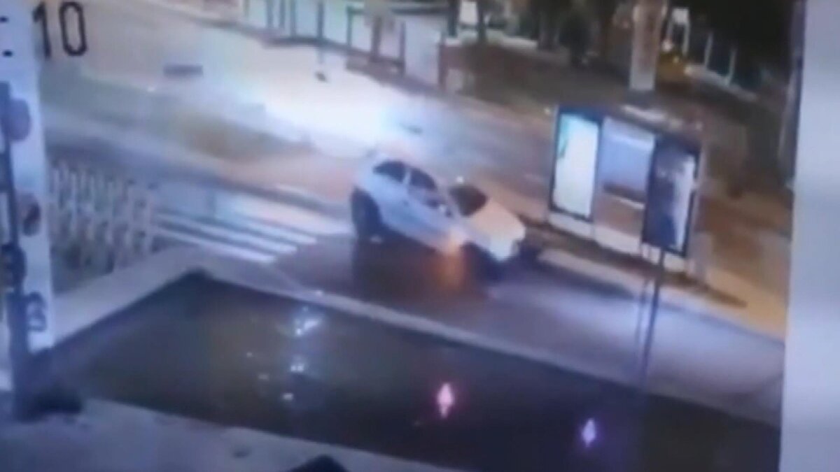 Aşırı hız nedeniyle aracın direksiyon hakimiyetini kaybeden sürücünün kontrolünden çıkan araç, direklere çarparak devirdikten sonra kendi etrafında birkaç kez dönerek geçtiği yan yolda durabildi.