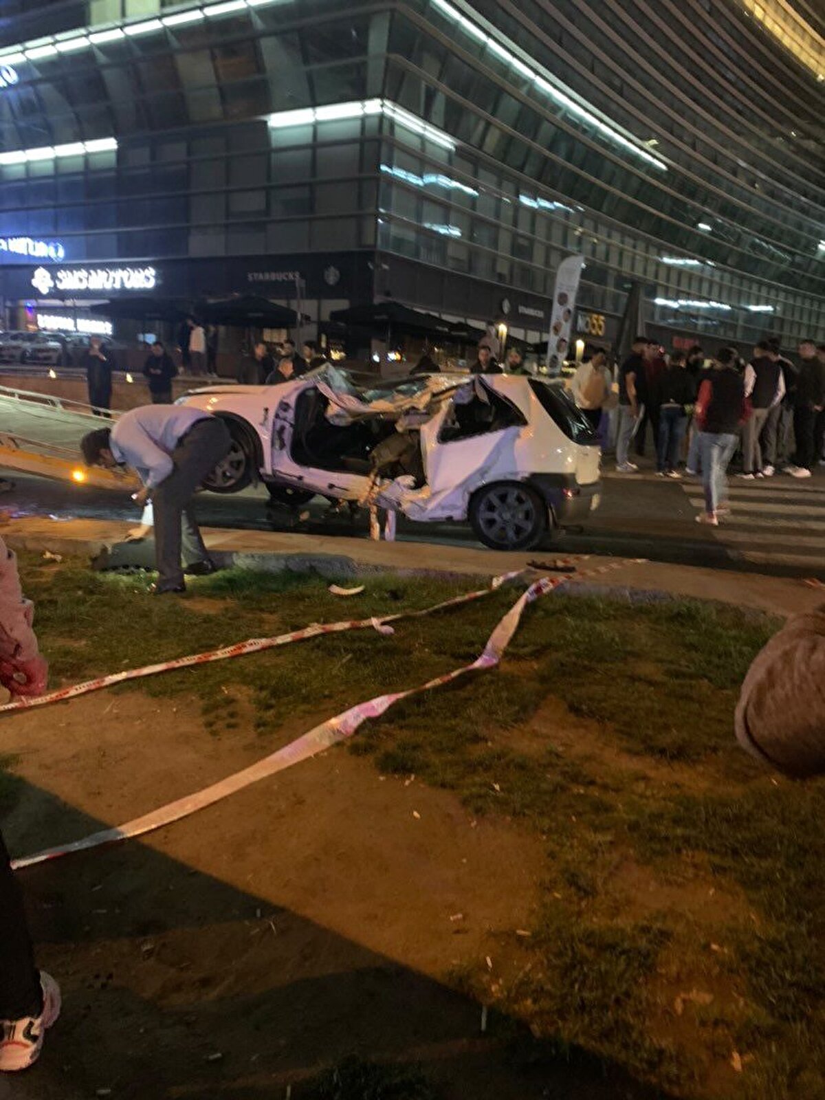 Hemen ameliyata alınan yaralılardan sürücü Ünal, yapılan tüm müdahalelere rağmen kurtarılamayarak hayatını kaybetti. Diğer iki yaralının ise hastanede tedavisinin sürdüğü öğrenildi. Olayla ilgili soruşturma başlatıldı.<br><br>