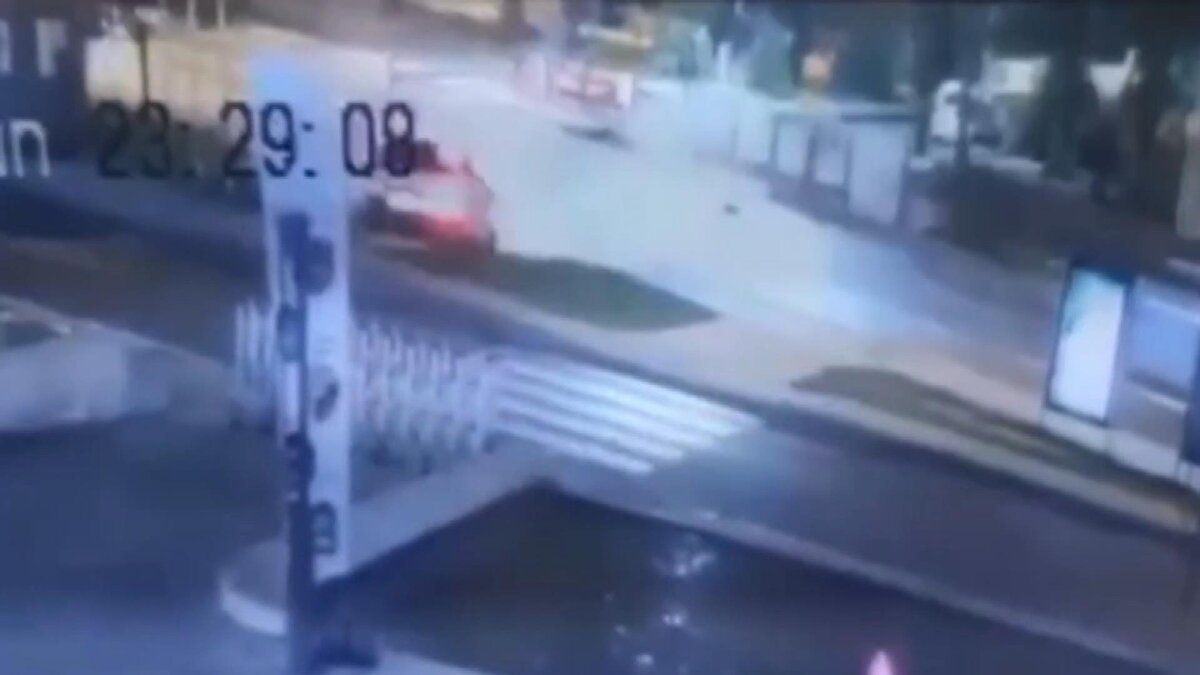 Kaza sonucu koltuktan dışarıya fırlayan sürücü Ünal, kendi aracının altında kalarak ağır şekilde yaralanırken, araçtaki Yasin Erdoğan (21) ağır, Berat Yılmaz (21) ise hafif şekilde yaralandı.