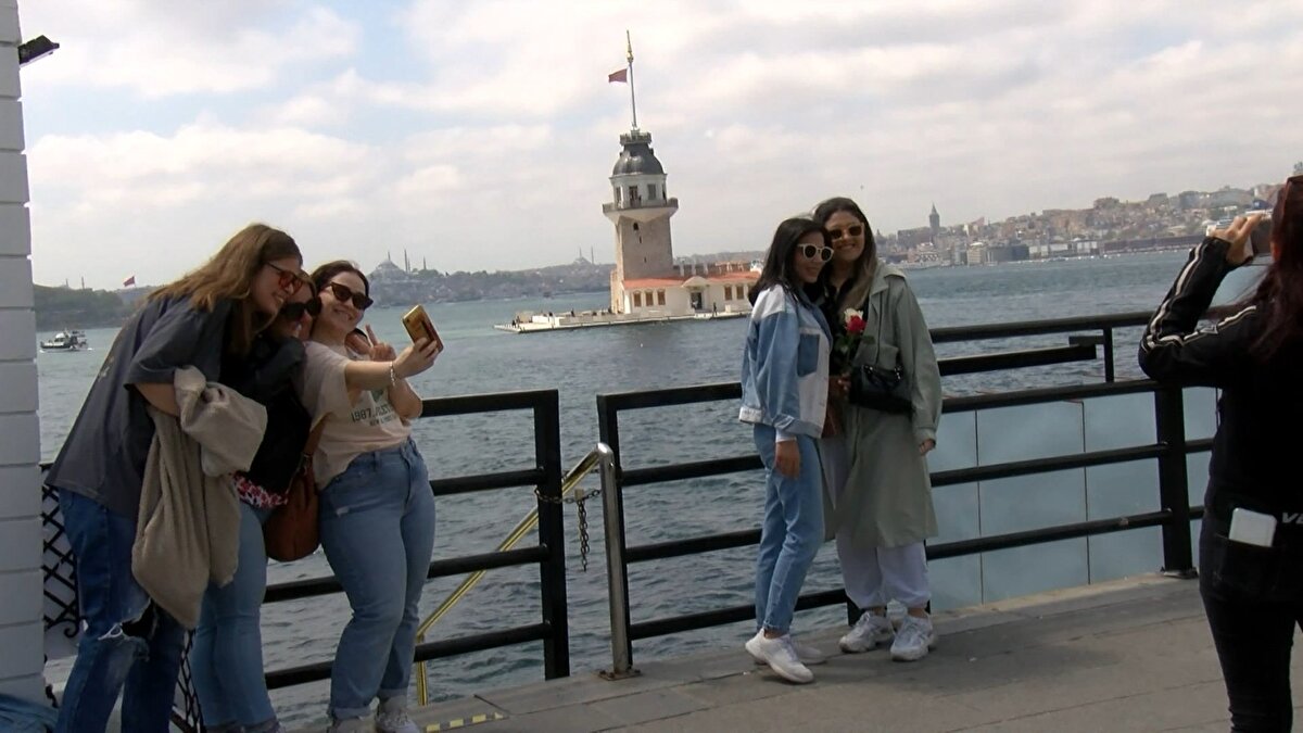 Çevre düzenlemesi de tamamlanan tarihi yapı açılışa sayılı günler kala görüntülendi. Üsküdar sahiline gelenler de Kız Kulesi'ni fotoğrafladı.