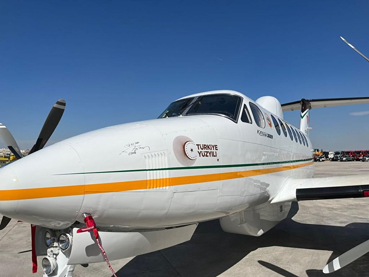 ANKARA'DAN HAVALANACAK<br><br>4 Mayıs'ta Dalaman'da yangına ilişkin de test uçuşu yapıldı. Çıkarılan ateş köz haline geldikten sonra Otağ, havalanarak közü sıcaklığından tespit ederek ilgili yerlere tam koordinatı iletti. Otağ, yangın tespit deneme keşif uçuşunu da başarılı olarak tamamladı. Ankara Etimesgut'ta sabit bekleyecek olan Otağ, afet durumunda kalkarak keşif uçuşu yapacak. Yangınlarda ise kritik dönemlerde ve yerlerde zaman zaman yangın olmasa bile keşif uçuşu yapacak. Yangın bölgesine acil gitmesi gereken personeli de Otağ, sahaya taşıyabilecek. Otağ ayrıca verimli tarım ve suyun kontrollü kullanımı konusunda ekili arazilerin tespitini de yapabilecek.