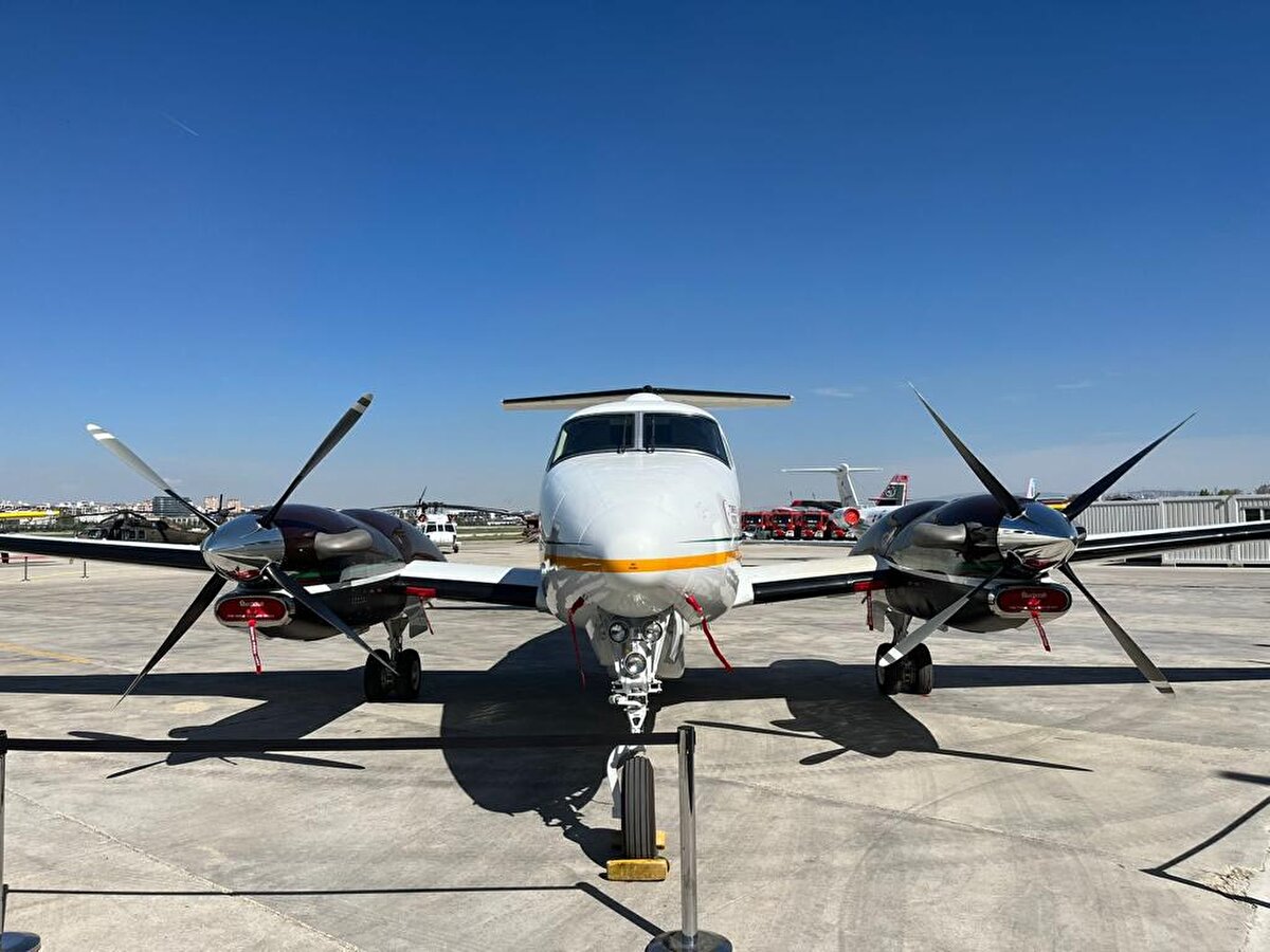 HATAY VE KAHRAMANMARAŞ'TA TEST UÇUŞU<br><br>Otağ, orman yangınları ve tarım arazileri ile ilgili çalışmaların yanı sıra, deprem gibi büyük afetlerde de kullanılabilecek. Bu kapsamda depremlerin ardından Hatay ve Kahramanmaraş'ta test uçuşu yapan Otağ, yapay zeka sayesinde iki ilin de deprem öncesi ve sonrası görüntülerini bir araya getirdi. Bu şekilde iki ilde deprem sonrası afetin yol açtığı hasarı, yıkılan bina ve yolların tespitini başarılı şekilde yaptı. Olası deprem, sel ve diğer afet olaylarında uçuş yapabilecek olan Otağ, 20 dakika gibi kısa bir sürede hangi bölgede kaç bina yıkıldığını, hasar gören yol ve köprüleri tespit edecek. Otağ'ın tespitleri doğrultusunda arama kurtarma ekiplerinin hızlı bir şekilde bölgeye sevk edilmesi sağlanacak. Otağ'ın üzerindeki kameralardan birisi ile haritalandırma yapılabilirken, termal özelliği bulunan diğeri ile görüntü alınarak, acil durumlarda yıkılan yerle ilgili bilgi akışı sağlanacak.