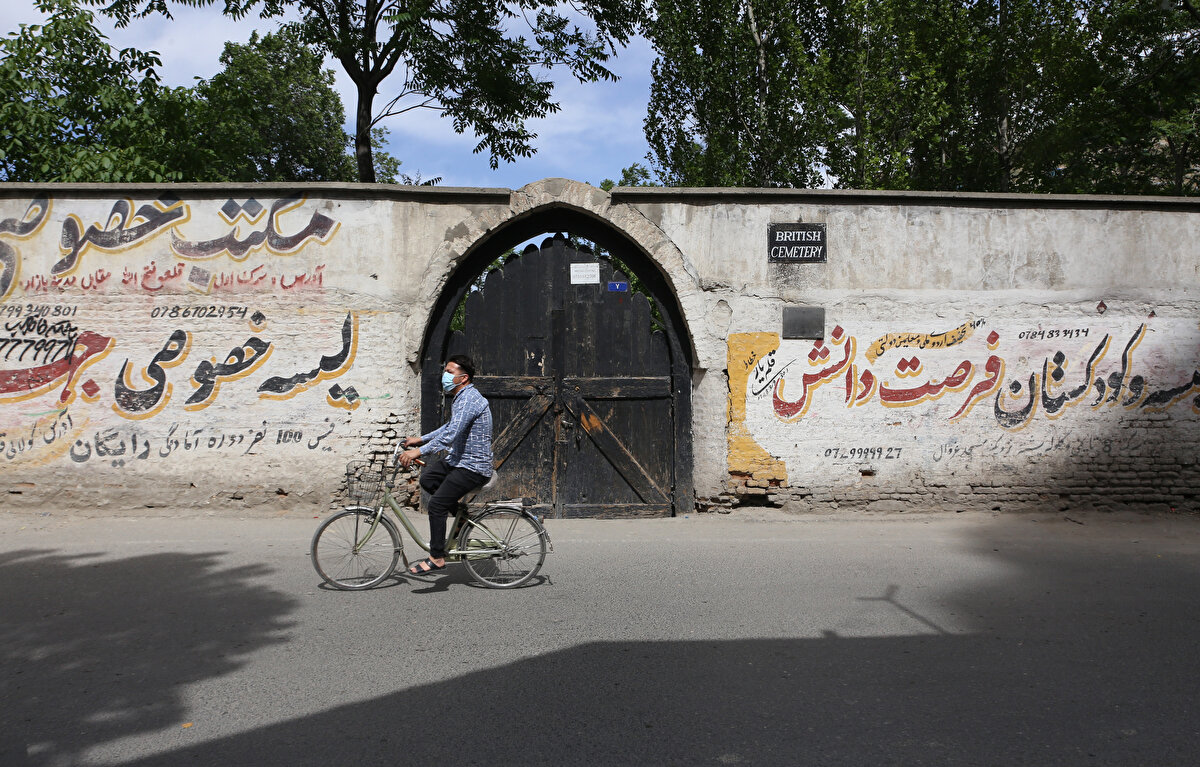 Mezarlığın içi, yüksek duvarlarla çevrili olması nedeniyle dışarıdan görülemiyor. Giriş kapısının yanındaki duvarda, yerden yaklaşık 3 metre yükseğe asılan ve "Britanya Mezarlığı" yazısının olduğu küçük tabela ise dikkatli bakmadıkça yoldan geçenlerin ilgisini çekmiyor. Mezarlığın önünden geçen yola, "Şehit Yolu" adı verilmişse de bugün mezarlık duvarının dış kısmı özel okul ve araba tamircisi gibi çeşitli iş kollarından işletmelerin reklam yazılarıyla dolu.