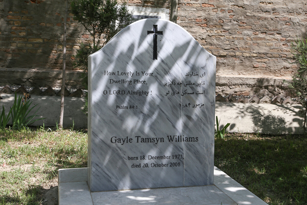 Mezarlıkta, Afganistan'da faaliyet gösteren bir yardım kuruluşunda çalışırken 2008 yılında Taliban tarafından Kabil'de "Afganistan'da Hristiyanlığı telkin eden bir kurumda çalışıyordu." iddiasıyla suikasta kurban giden İngiliz-Güney Afrika vatandaşı Gayle Williams'ın naaşı da bulunuyor.